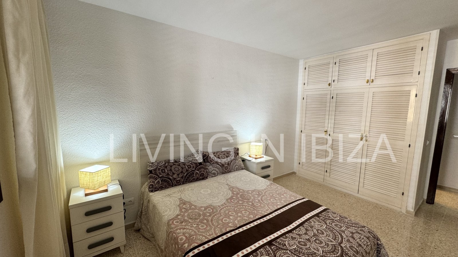 Apartamento en alquiler a corto plazo. Disponible a partir de marzo 2025. Ideal para disfrutar de Ibiza, a pocos metros del mar Mediterráneo.