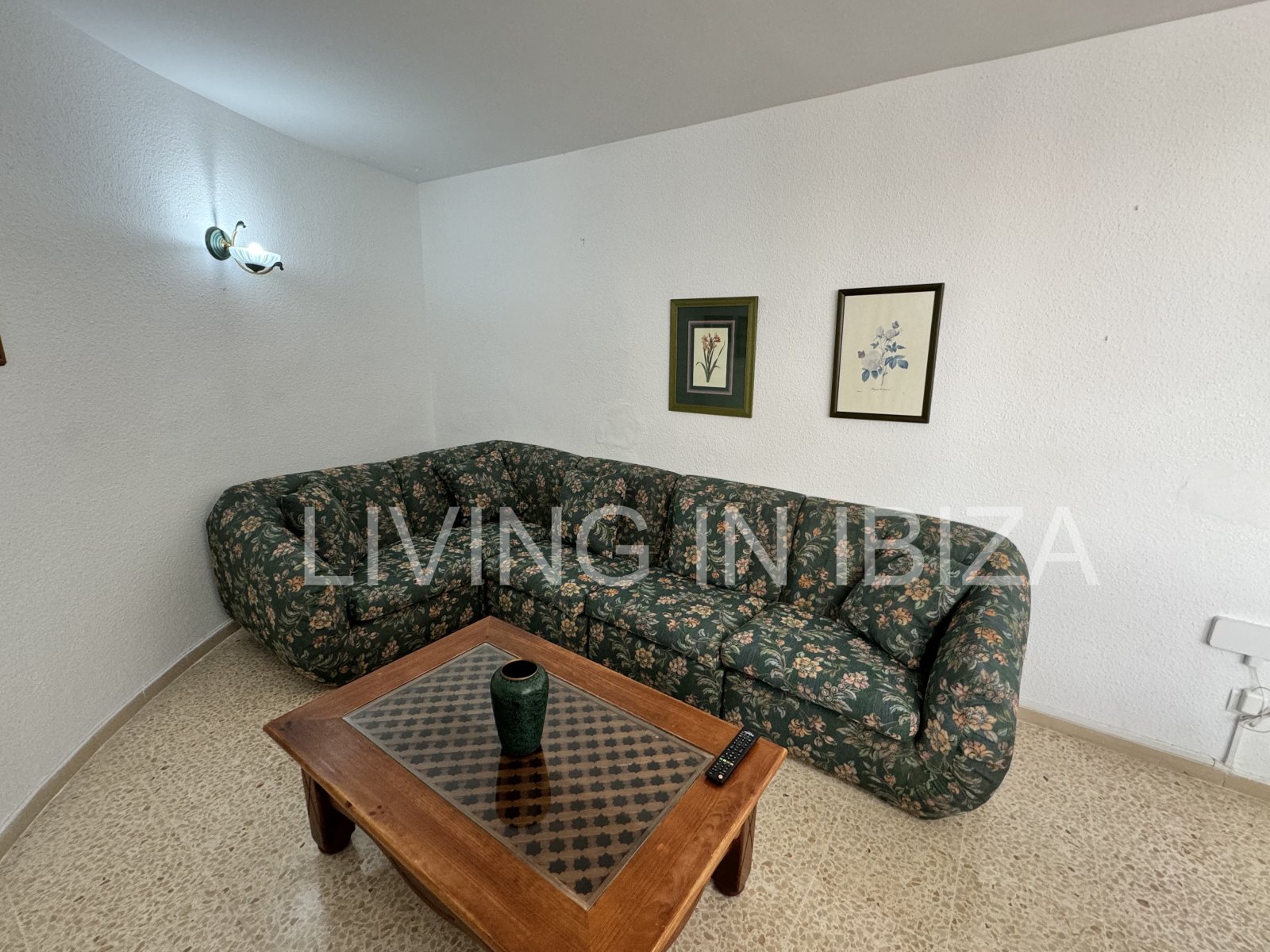 Apartamento en alquiler a corto plazo. Disponible a partir de marzo 2025. Ideal para disfrutar de Ibiza, a pocos metros del mar Mediterráneo.