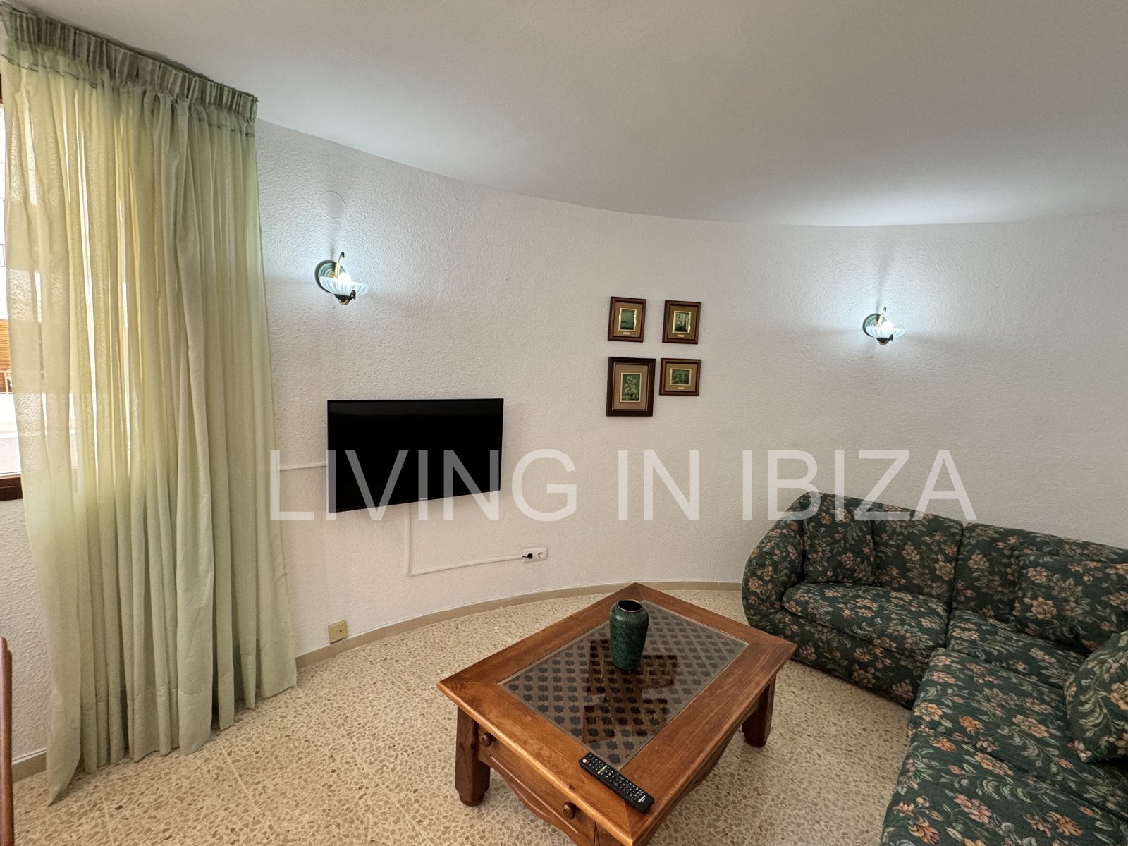 Apartamento en alquiler a corto plazo. Disponible a partir de marzo 2025. Ideal para disfrutar de Ibiza, a pocos metros del mar Mediterráneo.