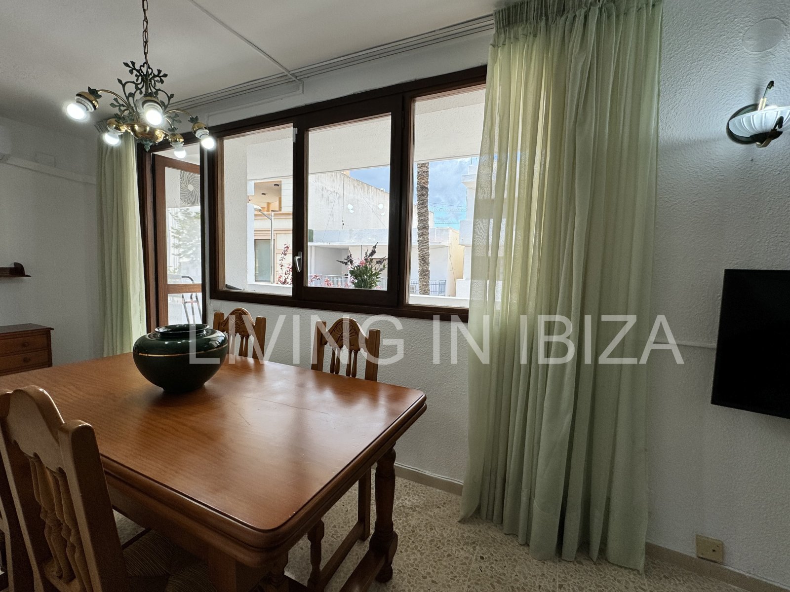 Apartamento en alquiler a corto plazo. Disponible a partir de marzo 2025. Ideal para disfrutar de Ibiza, a pocos metros del mar Mediterráneo.
