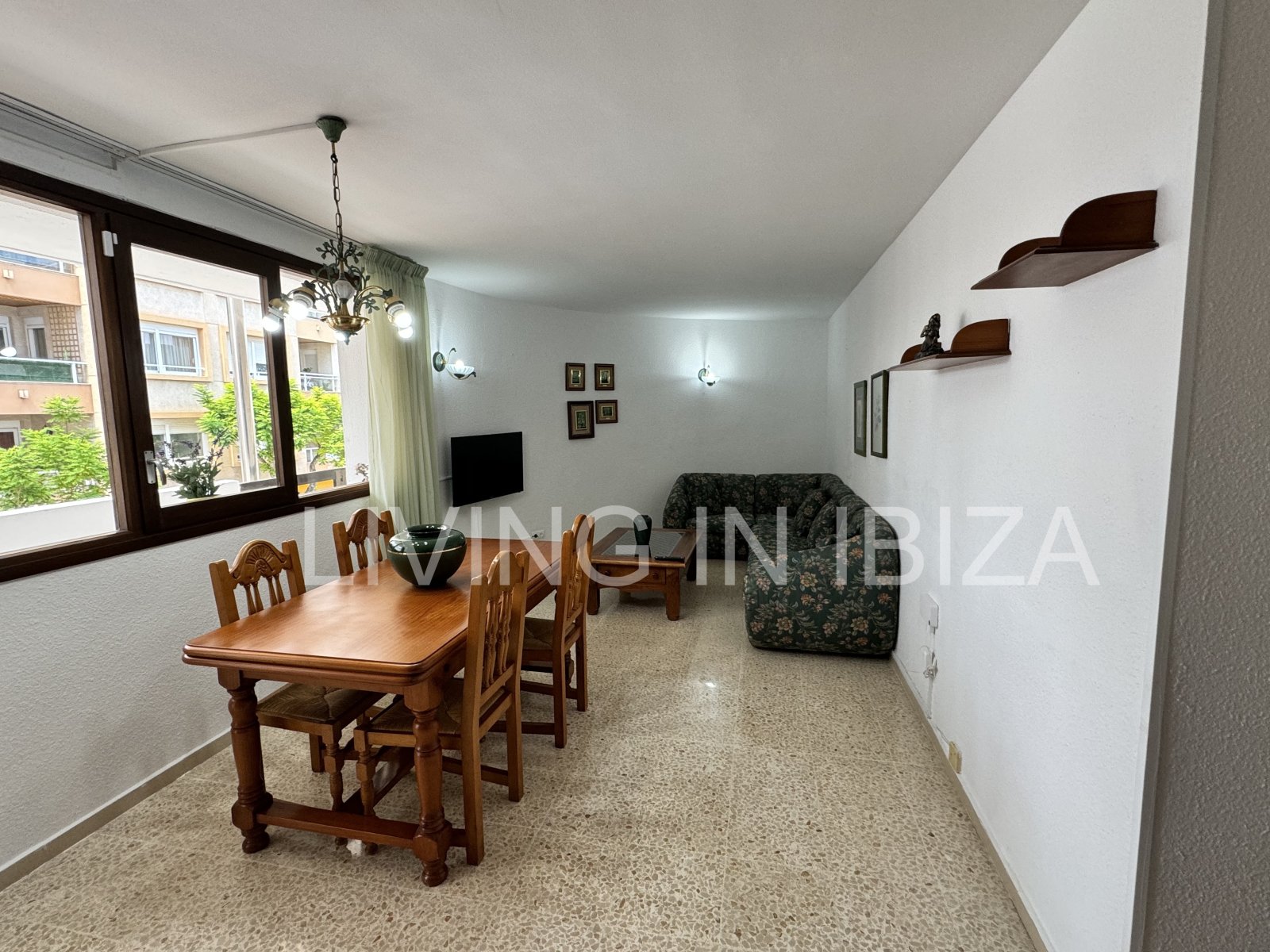 Apartamento en alquiler a corto plazo. Disponible a partir de marzo 2025. Ideal para disfrutar de Ibiza, a pocos metros del mar Mediterráneo.