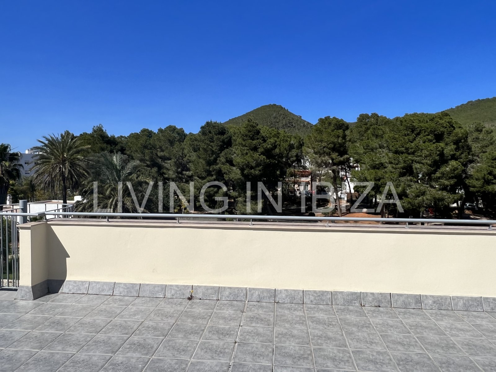 Alquiler anual, contrato a largo plazo. Ático luminoso y confortable en Santa Eulalia, Ibiza.