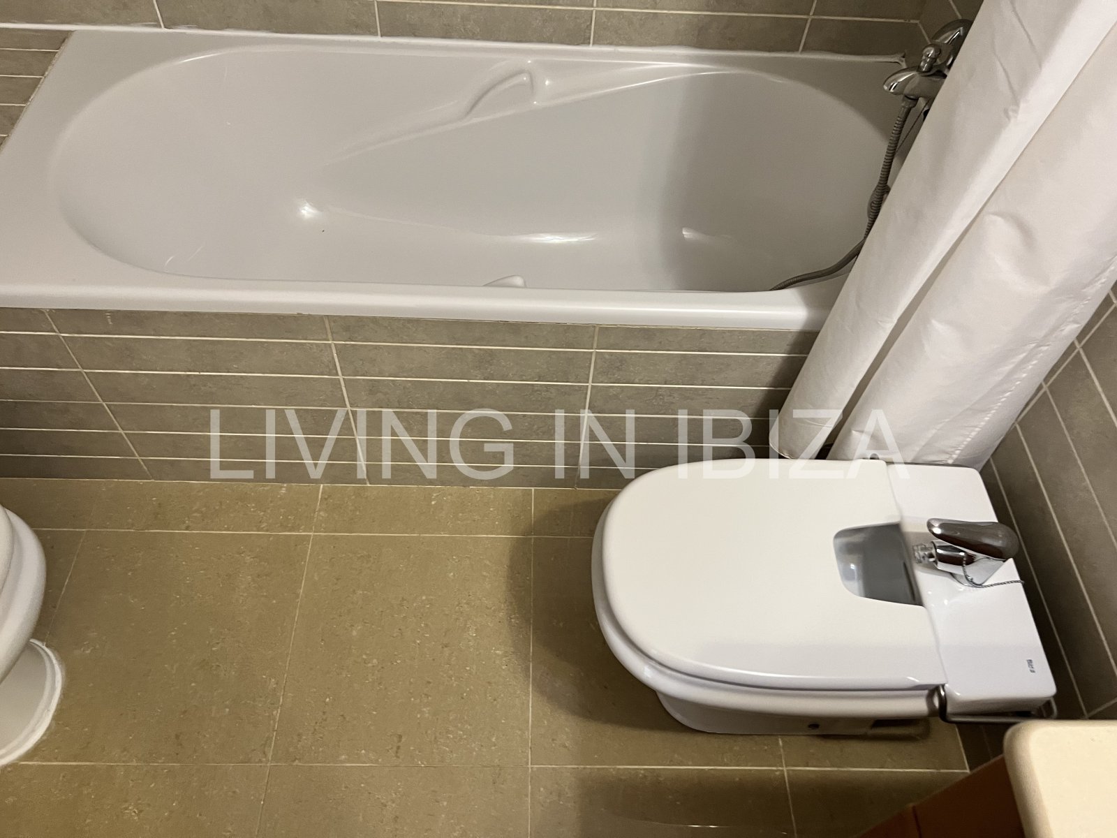 Alquiler anual, contrato a largo plazo. Ático luminoso y confortable en Santa Eulalia, Ibiza.