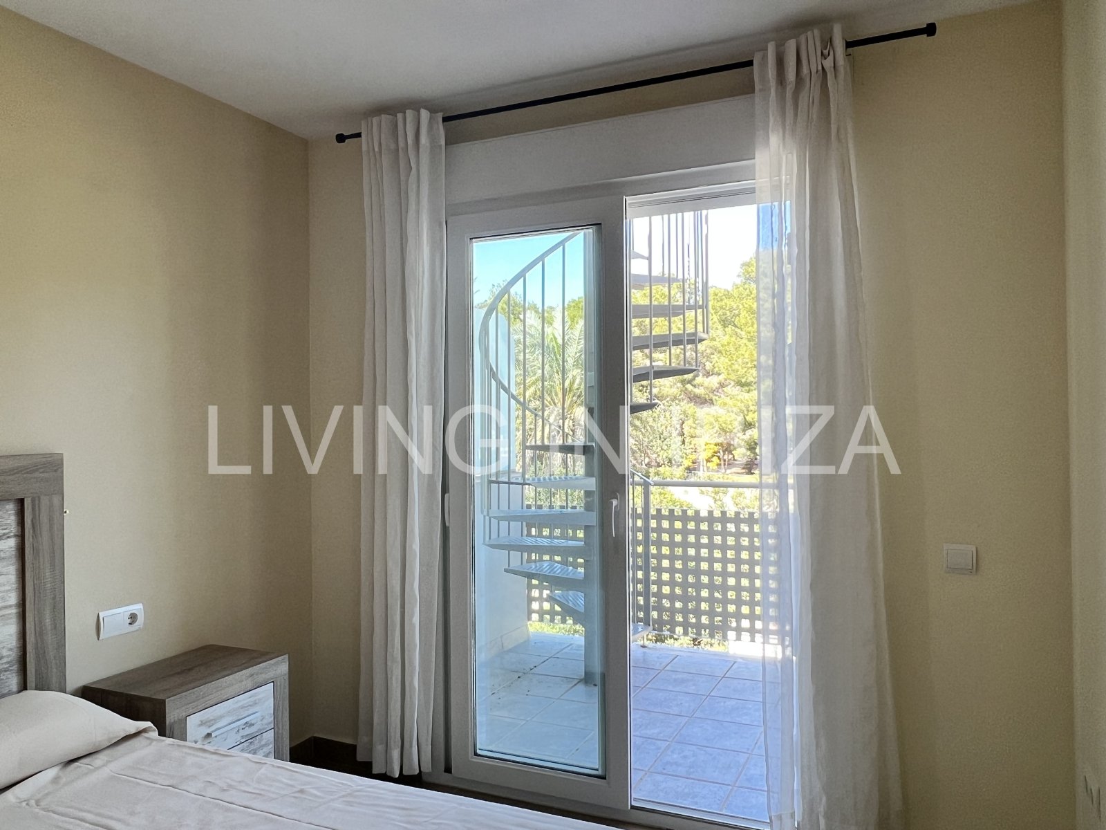 Alquiler anual, contrato a largo plazo. Ático luminoso y confortable en Santa Eulalia, Ibiza.