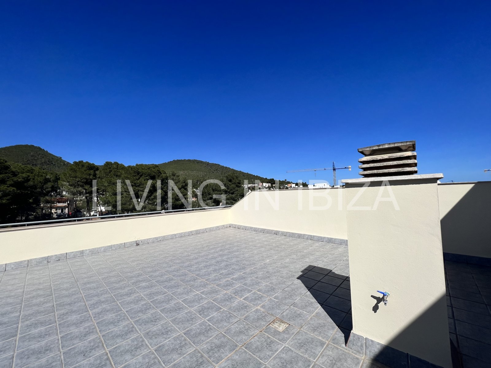 Alquiler anual, contrato a largo plazo. Ático luminoso y confortable en Santa Eulalia, Ibiza.