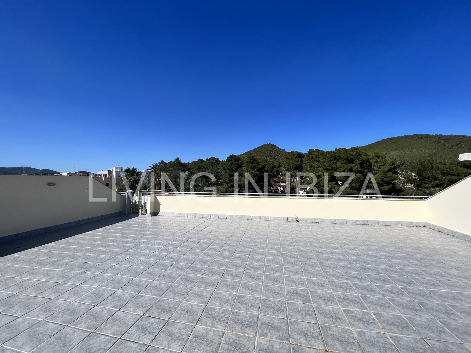 Alquiler anual, contrato a largo plazo. Ático luminoso y confortable en Santa Eulalia, Ibiza.