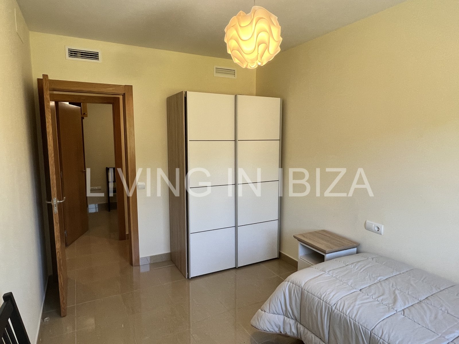 Alquiler anual, contrato a largo plazo. Ático luminoso y confortable en Santa Eulalia, Ibiza.