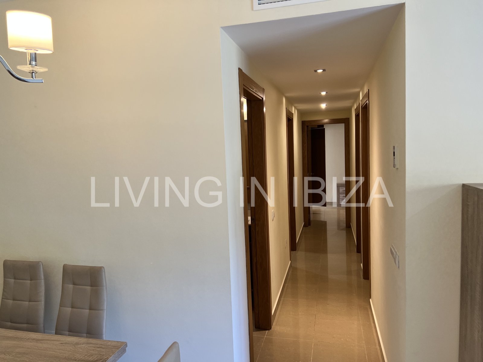 Alquiler anual, contrato a largo plazo. Ático luminoso y confortable en Santa Eulalia, Ibiza.