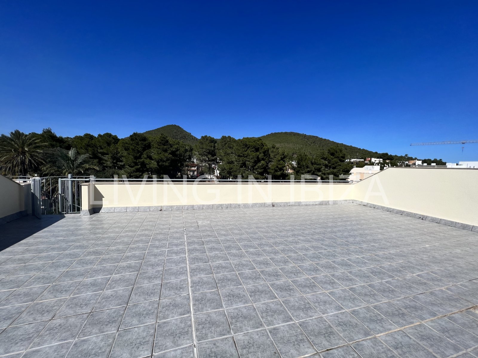 Alquiler anual, contrato a largo plazo. Ático luminoso y confortable en Santa Eulalia, Ibiza.