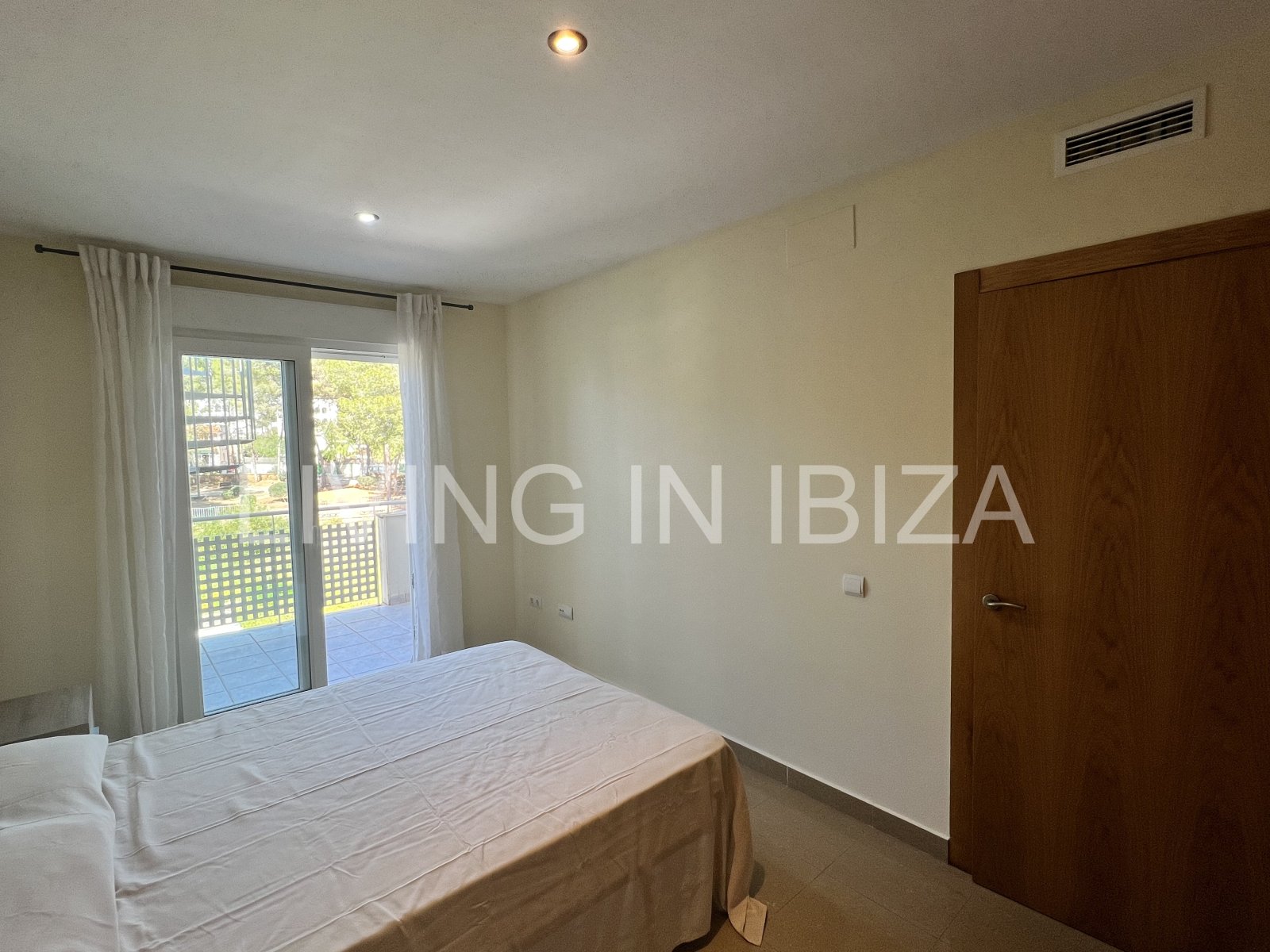 Alquiler anual, contrato a largo plazo. Ático luminoso y confortable en Santa Eulalia, Ibiza.
