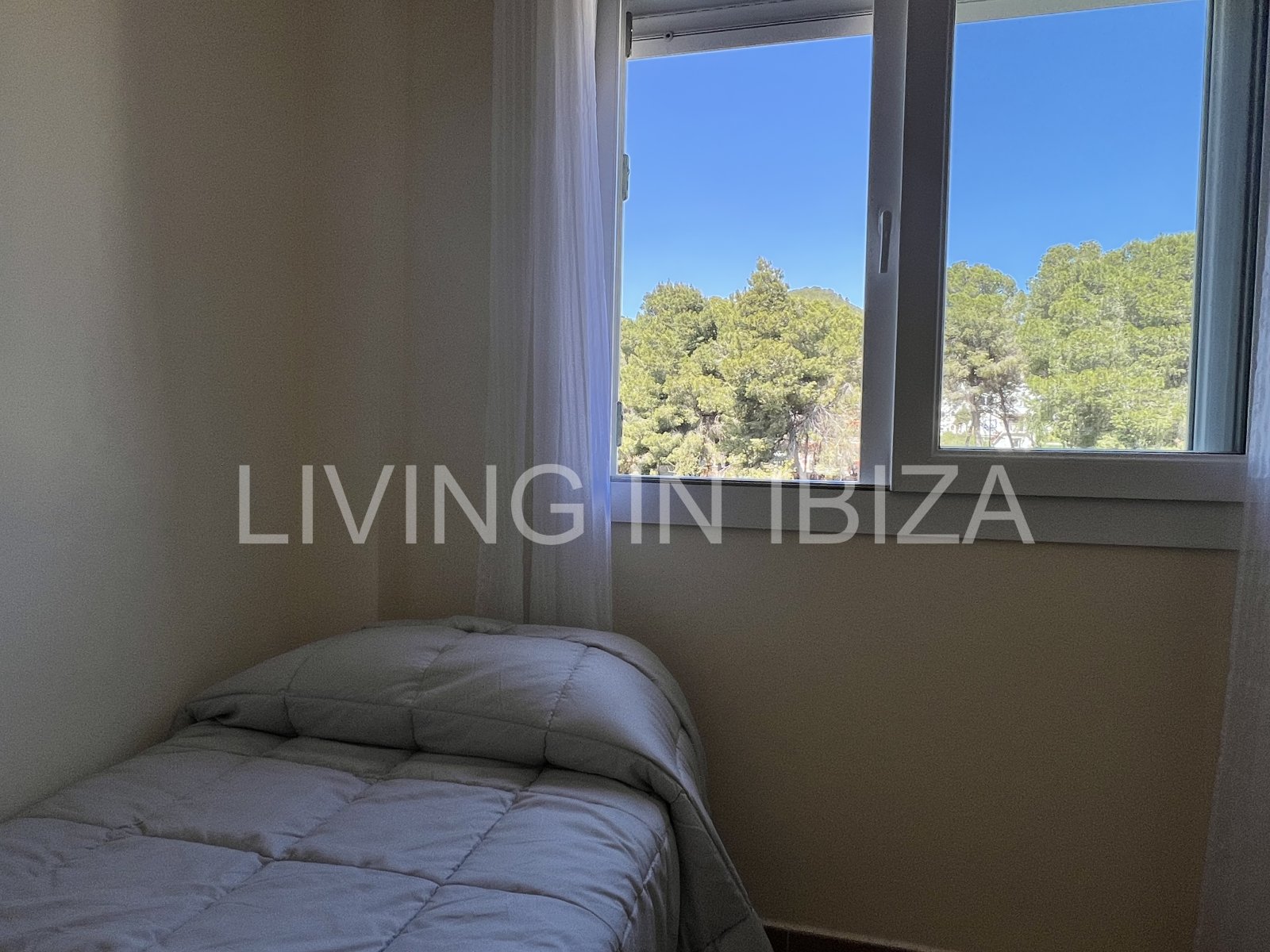 Alquiler anual, contrato a largo plazo. Ático luminoso y confortable en Santa Eulalia, Ibiza.