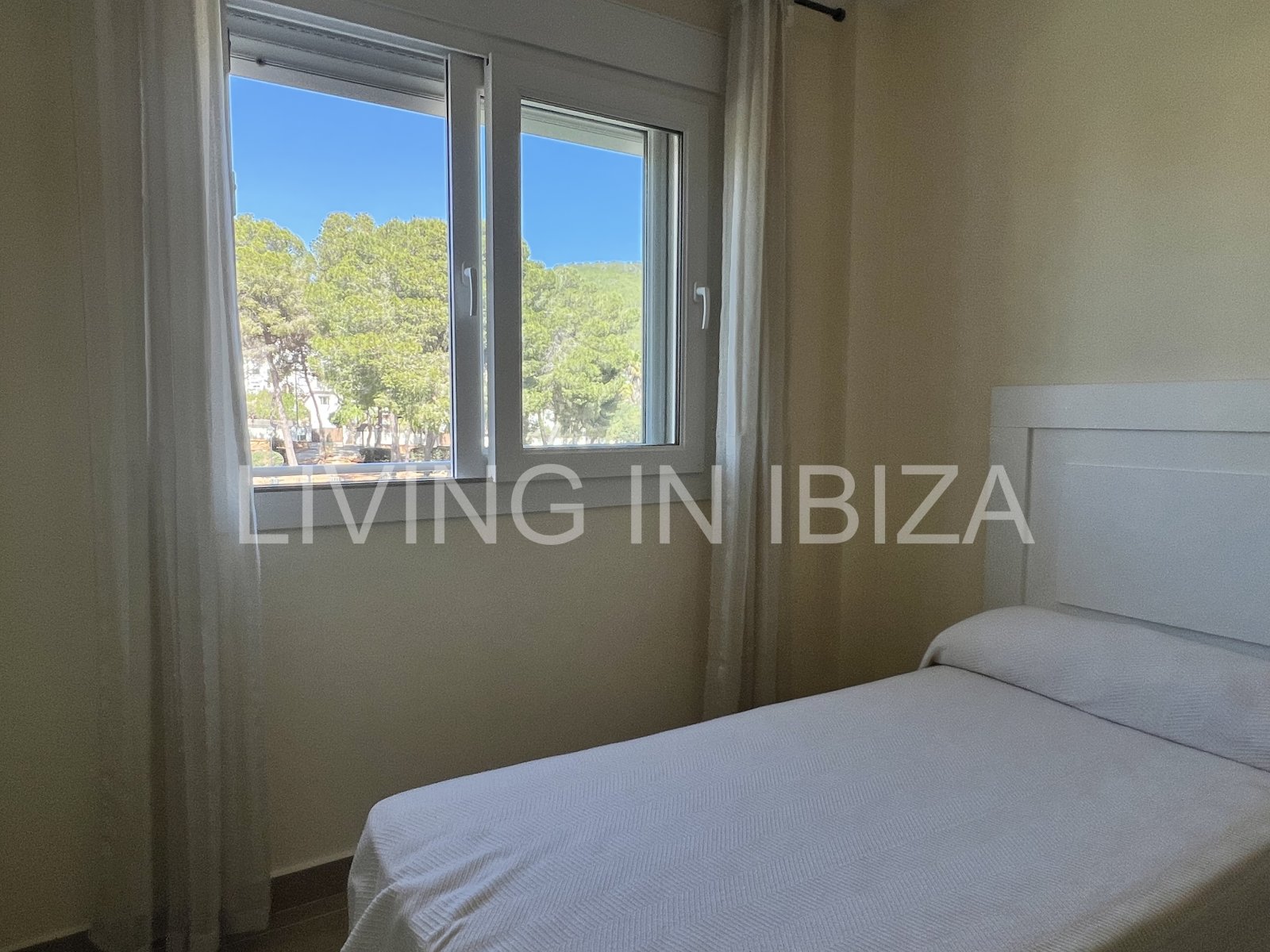 Alquiler anual, contrato a largo plazo. Ático luminoso y confortable en Santa Eulalia, Ibiza.