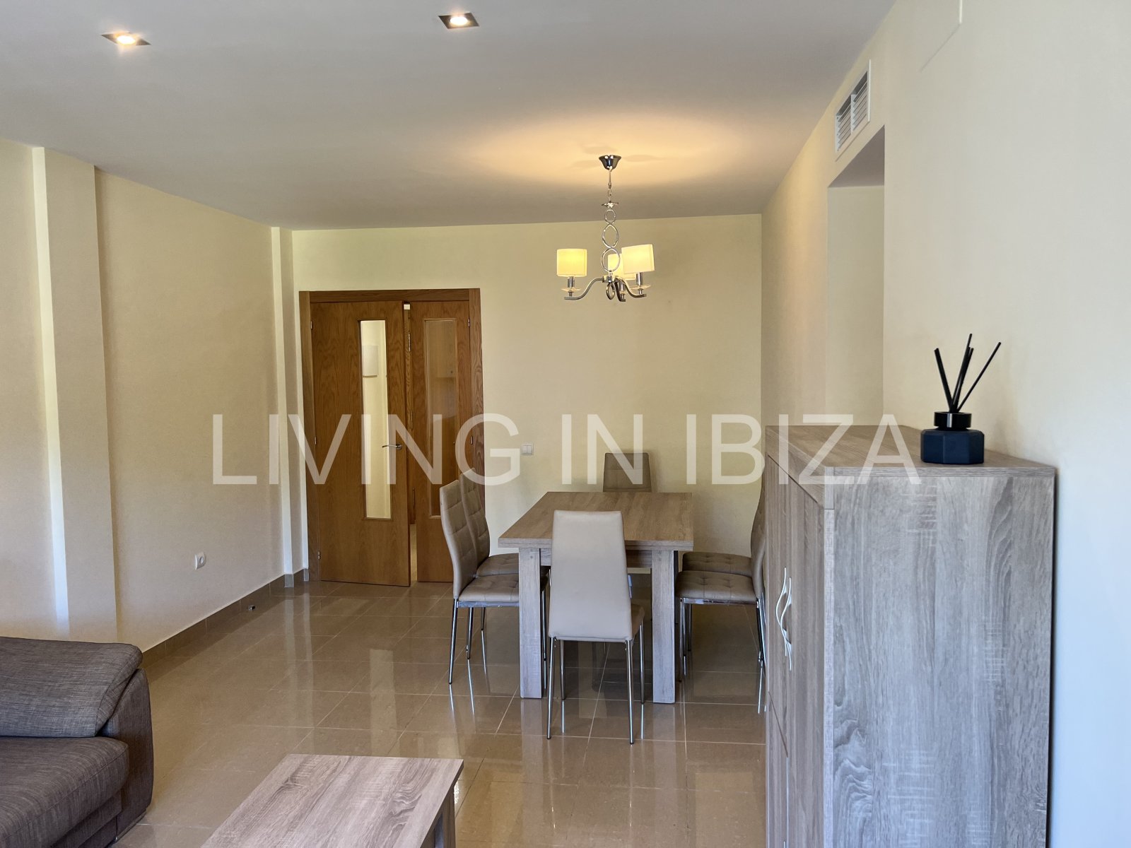 Alquiler anual, contrato a largo plazo. Ático luminoso y confortable en Santa Eulalia, Ibiza.