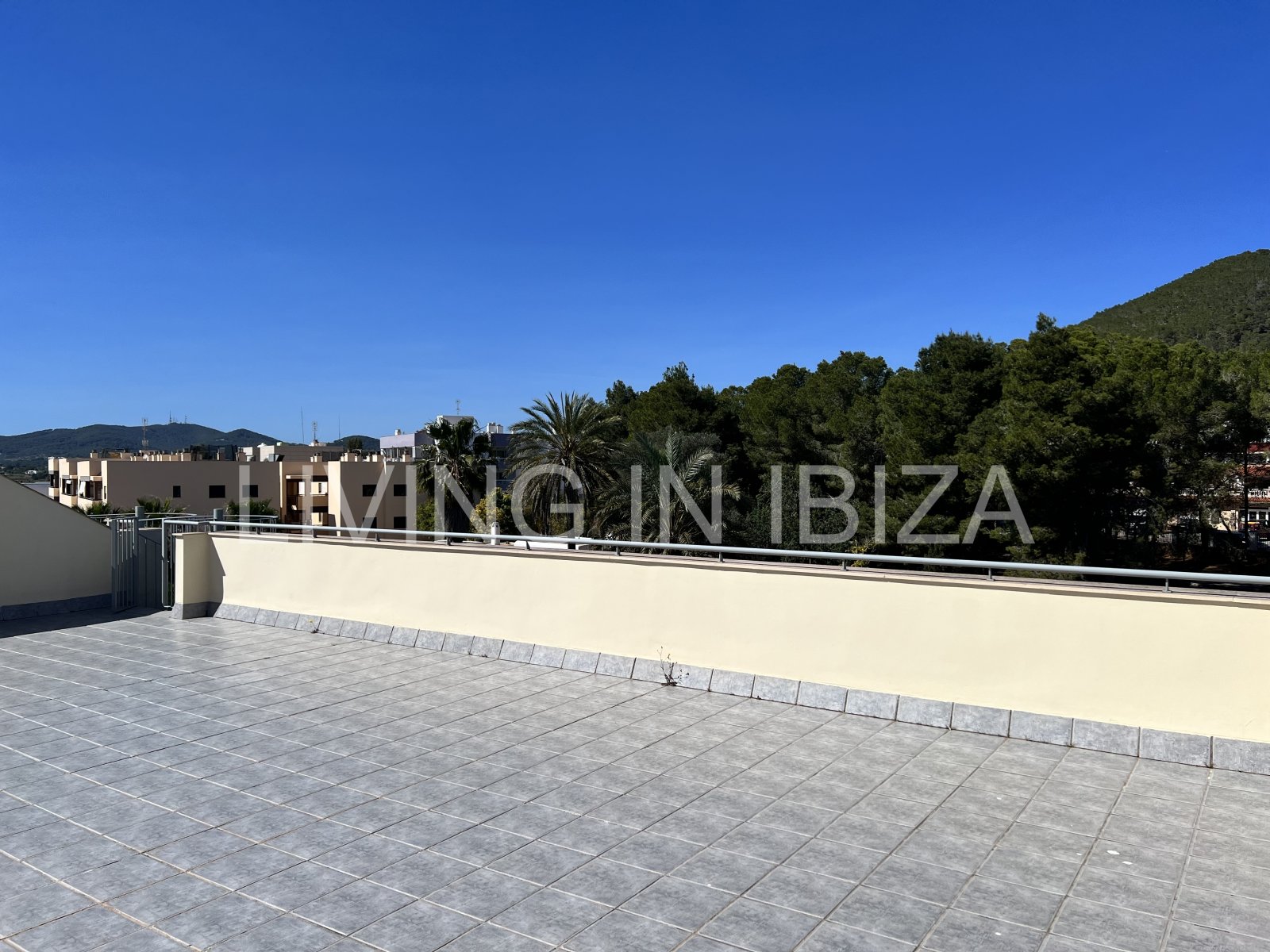 Alquiler anual, contrato a largo plazo. Ático luminoso y confortable en Santa Eulalia, Ibiza.