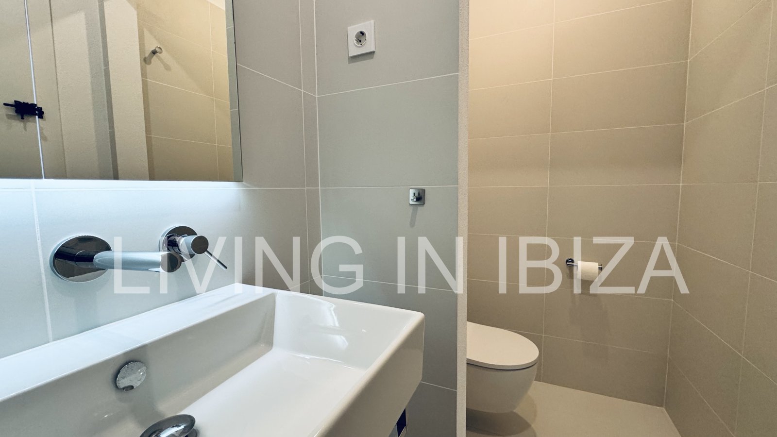 ALQUILER ANUAL/LARGO PLAZO, villa moderna sin amueblar, San Juan, Ibiza, piscina de sal, calefacción suelo radiante, 3 habitaciones, 3 baños 