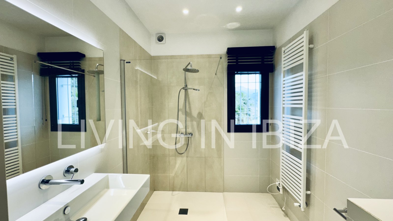 ALQUILER ANUAL/LARGO PLAZO, villa moderna sin amueblar, San Juan, Ibiza, piscina de sal, calefacción suelo radiante, 3 habitaciones, 3 baños 