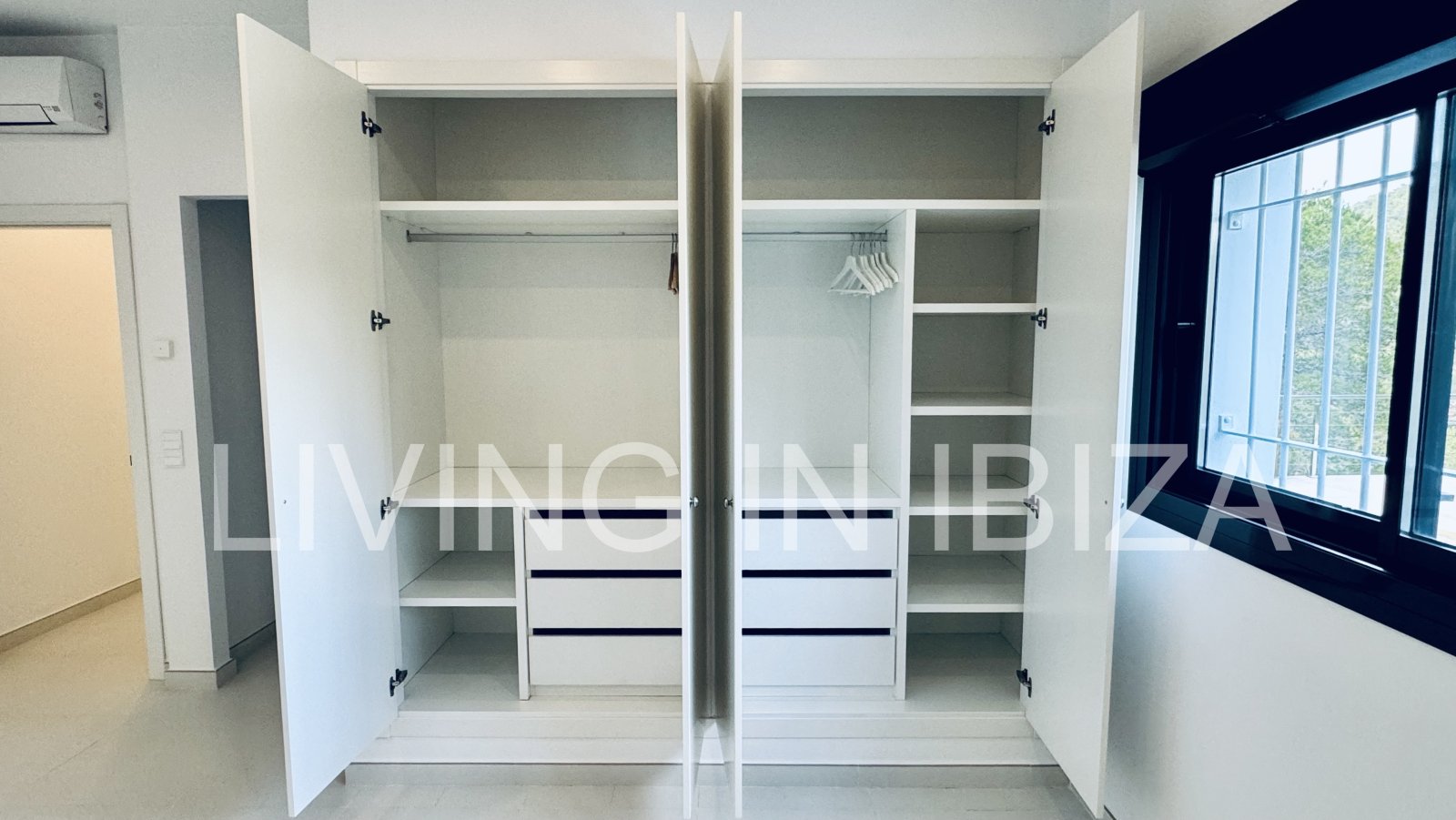 ALQUILER ANUAL/LARGO PLAZO, villa moderna sin amueblar, San Juan, Ibiza, piscina de sal, calefacción suelo radiante, 3 habitaciones, 3 baños 