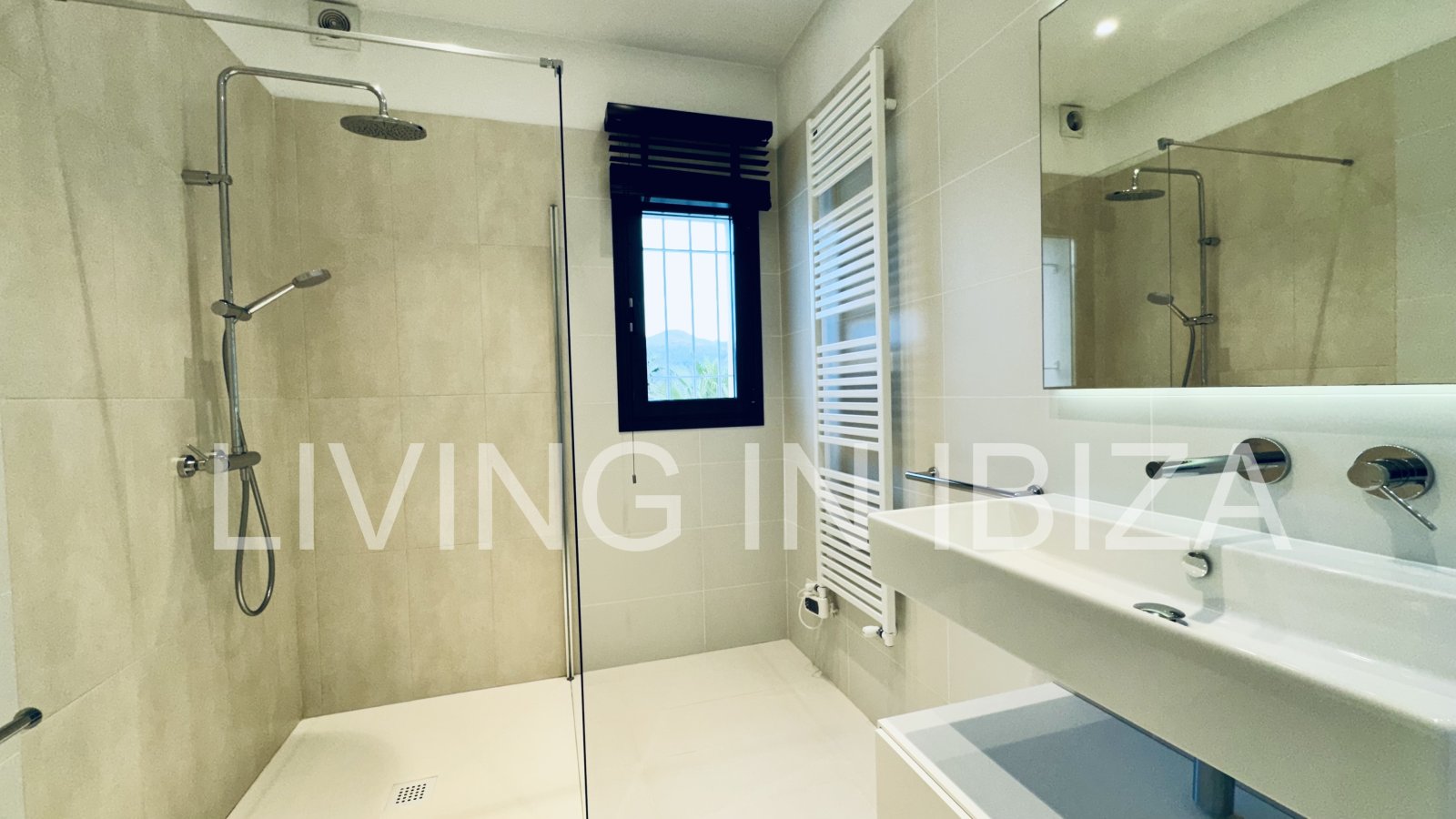 ALQUILER ANUAL/LARGO PLAZO, villa moderna sin amueblar, San Juan, Ibiza, piscina de sal, calefacción suelo radiante, 3 habitaciones, 3 baños 