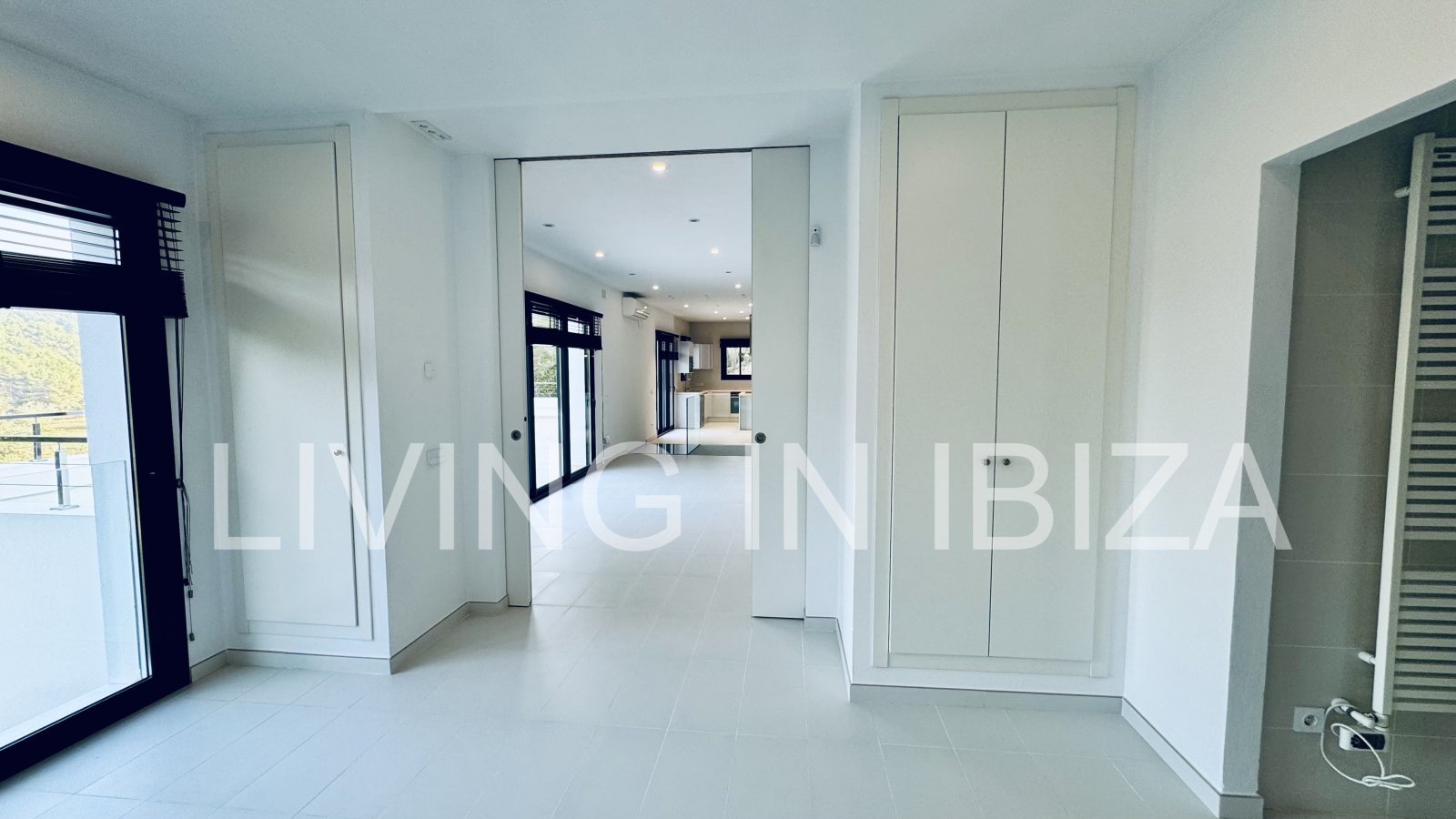 ALQUILER ANUAL/LARGO PLAZO, villa moderna sin amueblar, San Juan, Ibiza, piscina de sal, calefacción suelo radiante, 3 habitaciones, 3 baños 