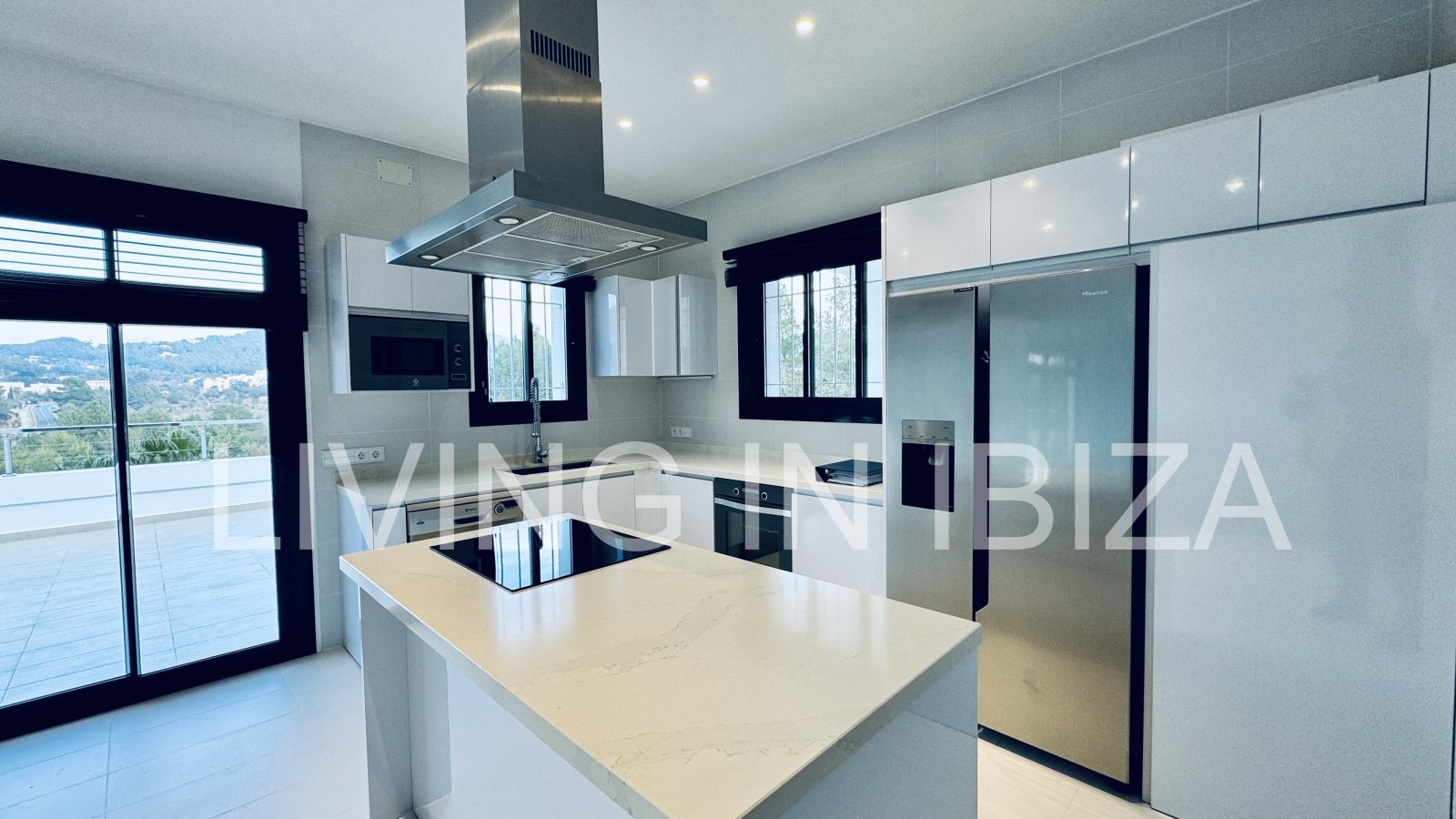 ALQUILER ANUAL/LARGO PLAZO, villa moderna sin amueblar, San Juan, Ibiza, piscina de sal, calefacción suelo radiante, 3 habitaciones, 3 baños 