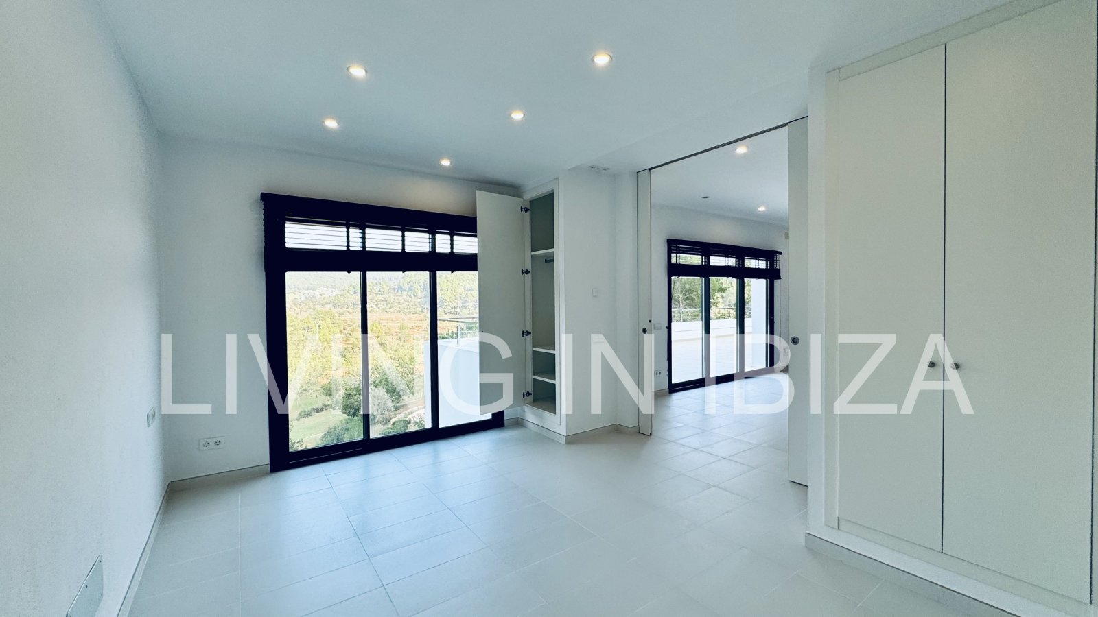 ALQUILER ANUAL/LARGO PLAZO, villa moderna sin amueblar, San Juan, Ibiza, piscina de sal, calefacción suelo radiante, 3 habitaciones, 3 baños 