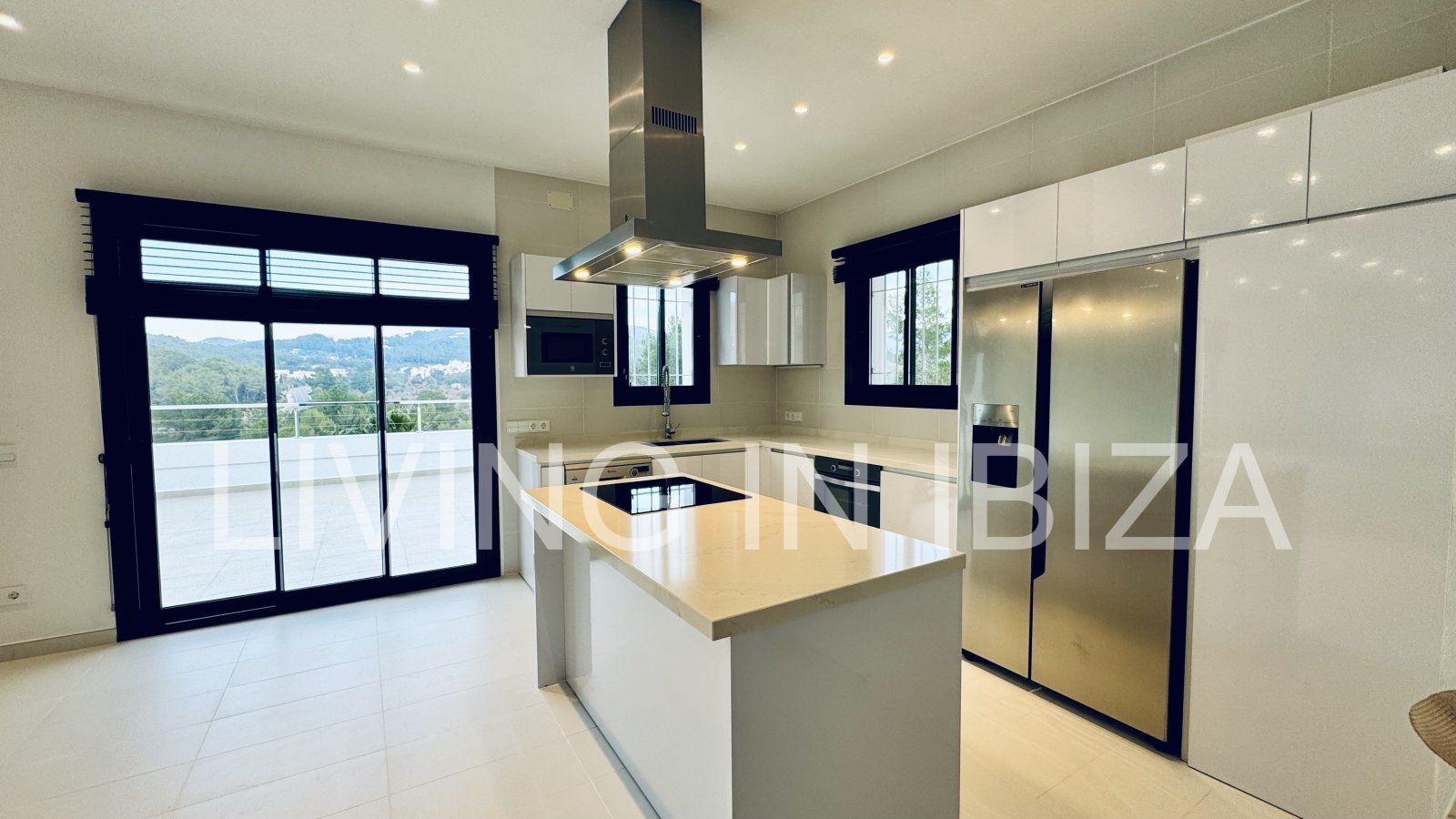 ALQUILER ANUAL/LARGO PLAZO, villa moderna sin amueblar, San Juan, Ibiza, piscina de sal, calefacción suelo radiante, 3 habitaciones, 3 baños 