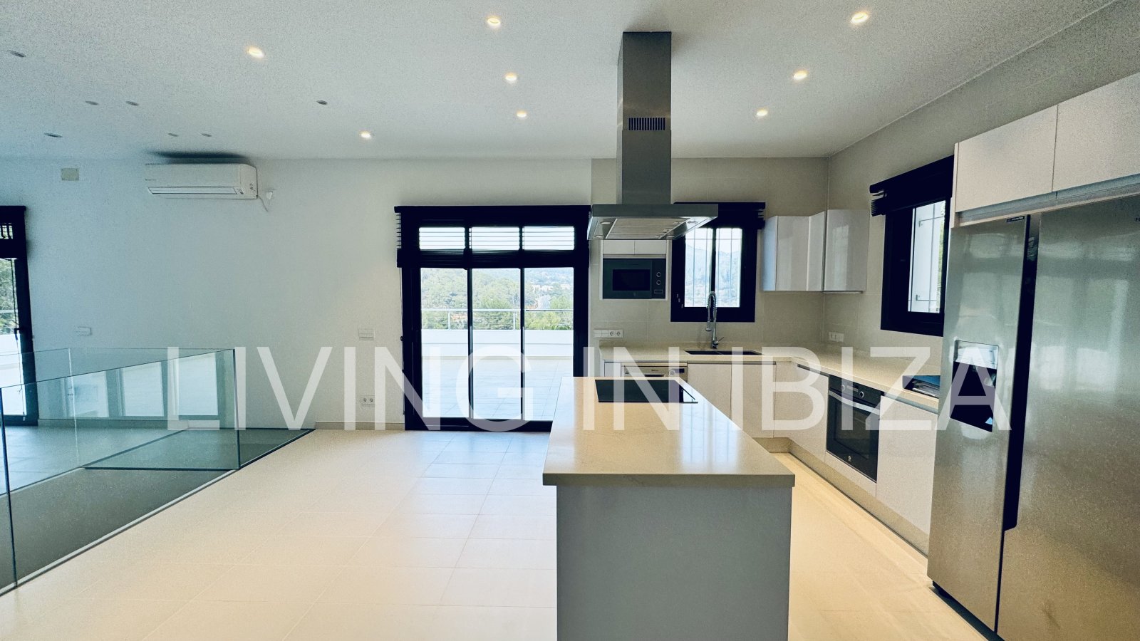 ALQUILER ANUAL/LARGO PLAZO, villa moderna sin amueblar, San Juan, Ibiza, piscina de sal, calefacción suelo radiante, 3 habitaciones, 3 baños 