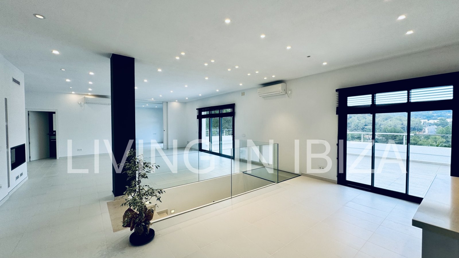 ALQUILER ANUAL/LARGO PLAZO, villa moderna sin amueblar, San Juan, Ibiza, piscina de sal, calefacción suelo radiante, 3 habitaciones, 3 baños 