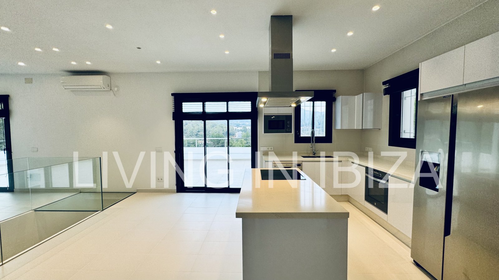 ALQUILER ANUAL/LARGO PLAZO, villa moderna sin amueblar, San Juan, Ibiza, piscina de sal, calefacción suelo radiante, 3 habitaciones, 3 baños 