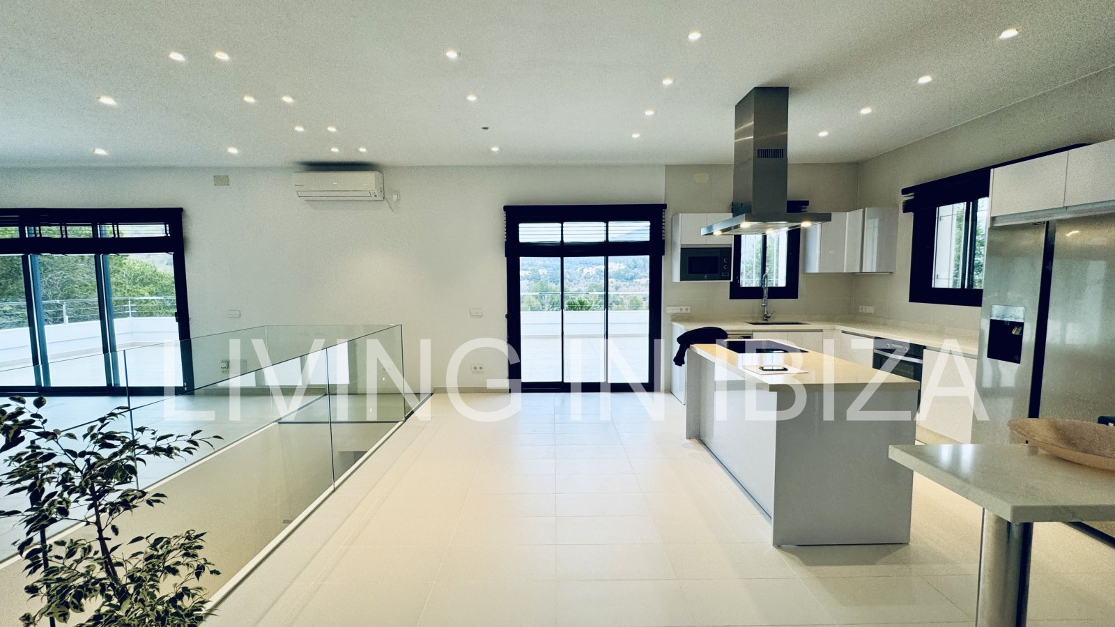 ALQUILER ANUAL/LARGO PLAZO, villa moderna sin amueblar, San Juan, Ibiza, piscina de sal, calefacción suelo radiante, 3 habitaciones, 3 baños 