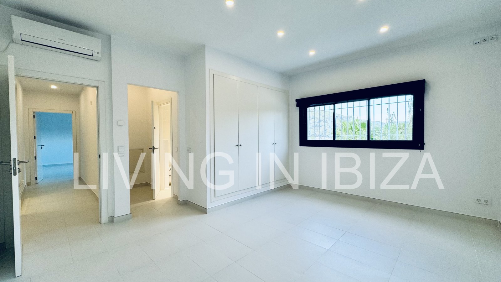 ALQUILER ANUAL/LARGO PLAZO, villa moderna sin amueblar, San Juan, Ibiza, piscina de sal, calefacción suelo radiante, 3 habitaciones, 3 baños 