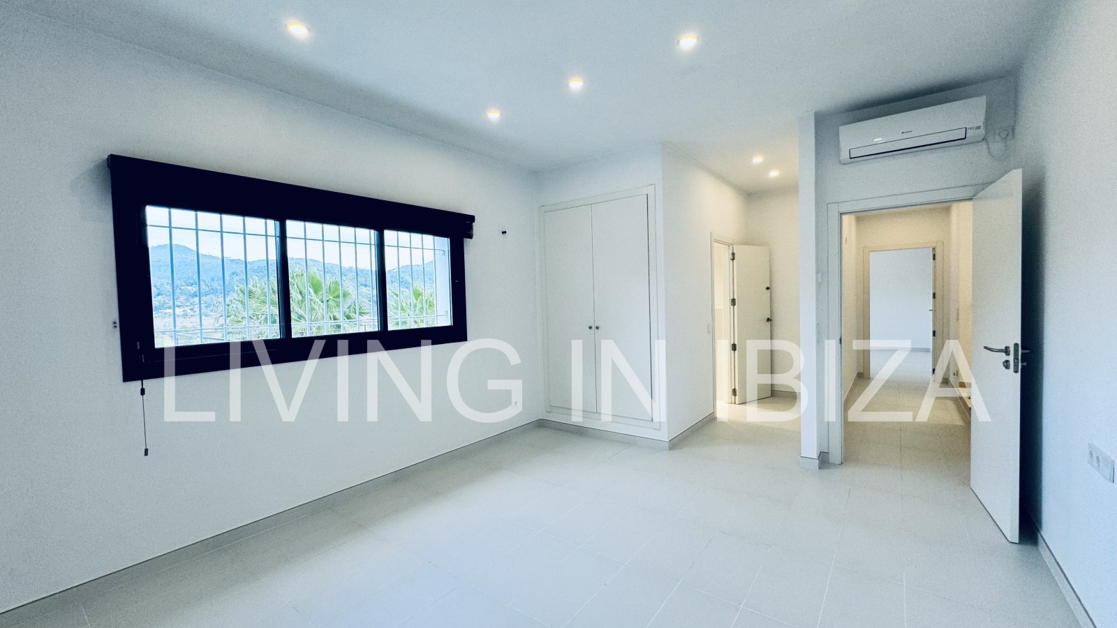 ALQUILER ANUAL/LARGO PLAZO, villa moderna sin amueblar, San Juan, Ibiza, piscina de sal, calefacción suelo radiante, 3 habitaciones, 3 baños 