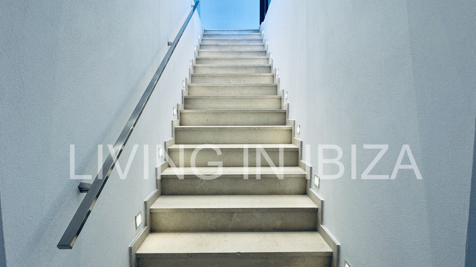 ALQUILER ANUAL/LARGO PLAZO, villa moderna sin amueblar, San Juan, Ibiza, piscina de sal, calefacción suelo radiante, 3 habitaciones, 3 baños 