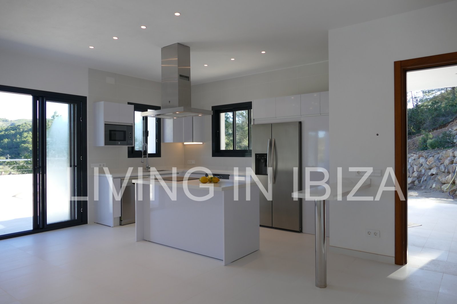 ALQUILER ANUAL/LARGO PLAZO, villa moderna sin amueblar, San Juan, Ibiza, piscina de sal, calefacción suelo radiante, 3 habitaciones, 3 baños 