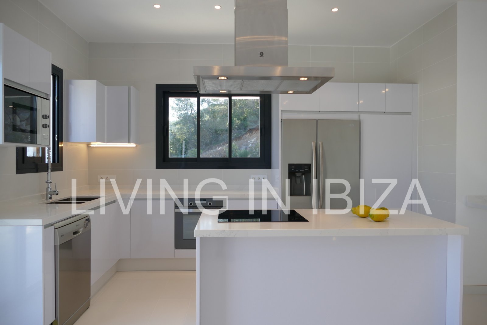 ALQUILER ANUAL/LARGO PLAZO, villa moderna sin amueblar, San Juan, Ibiza, piscina de sal, calefacción suelo radiante, 3 habitaciones, 3 baños 