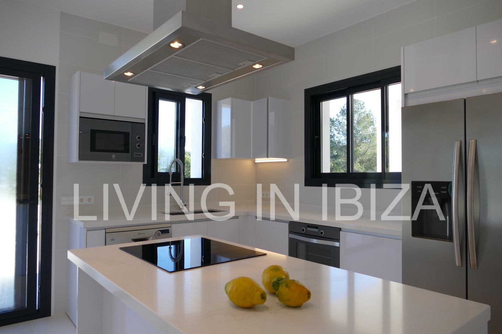 ALQUILER ANUAL/LARGO PLAZO, villa moderna sin amueblar, San Juan, Ibiza, piscina de sal, calefacción suelo radiante, 3 habitaciones, 3 baños 