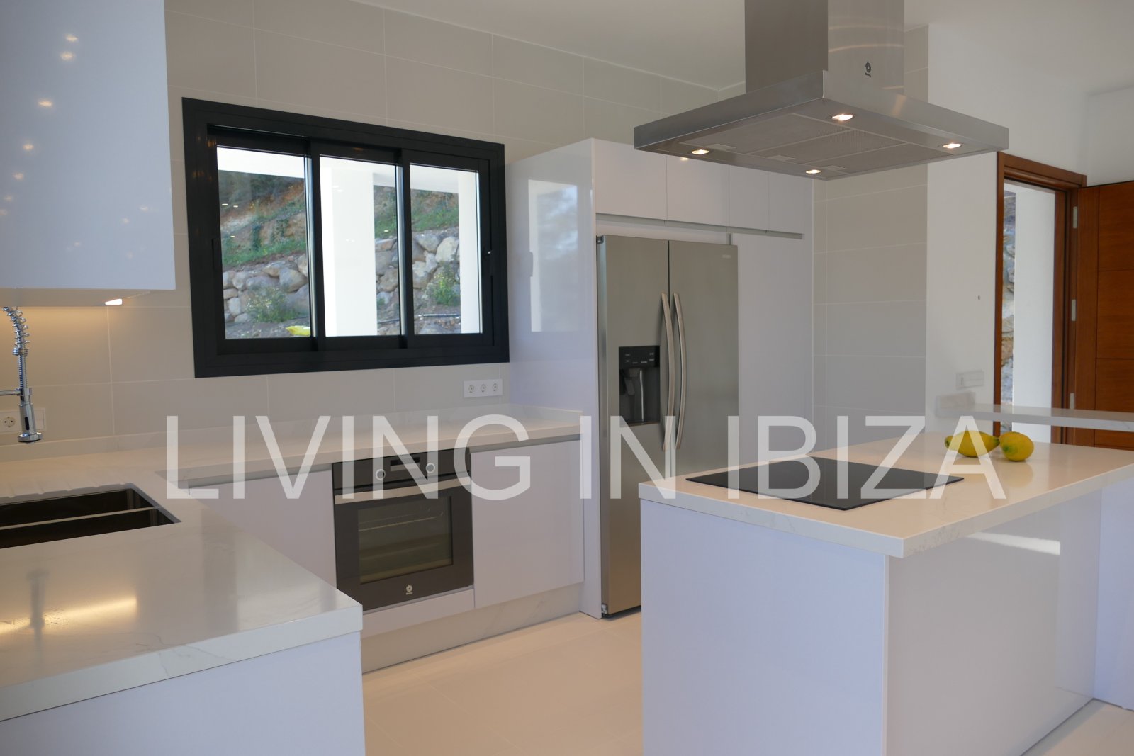 ALQUILER ANUAL/LARGO PLAZO, villa moderna sin amueblar, San Juan, Ibiza, piscina de sal, calefacción suelo radiante, 3 habitaciones, 3 baños 