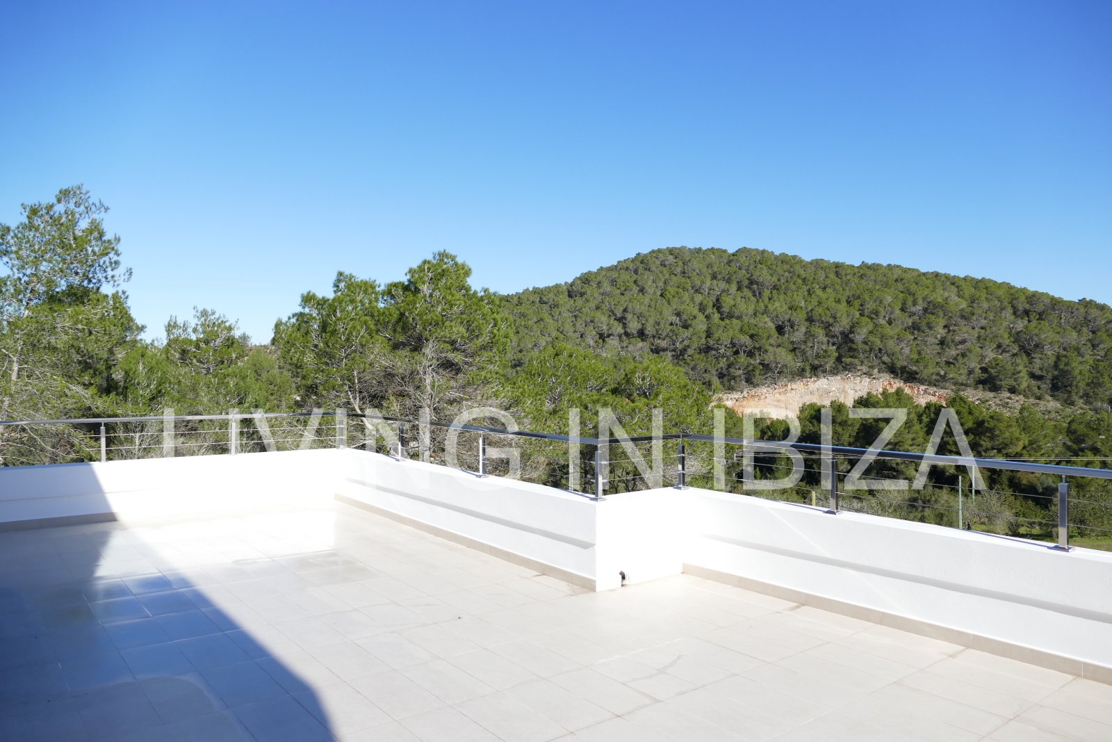 ALQUILER ANUAL/LARGO PLAZO, villa moderna sin amueblar, San Juan, Ibiza, piscina de sal, calefacción suelo radiante, 3 habitaciones, 3 baños 