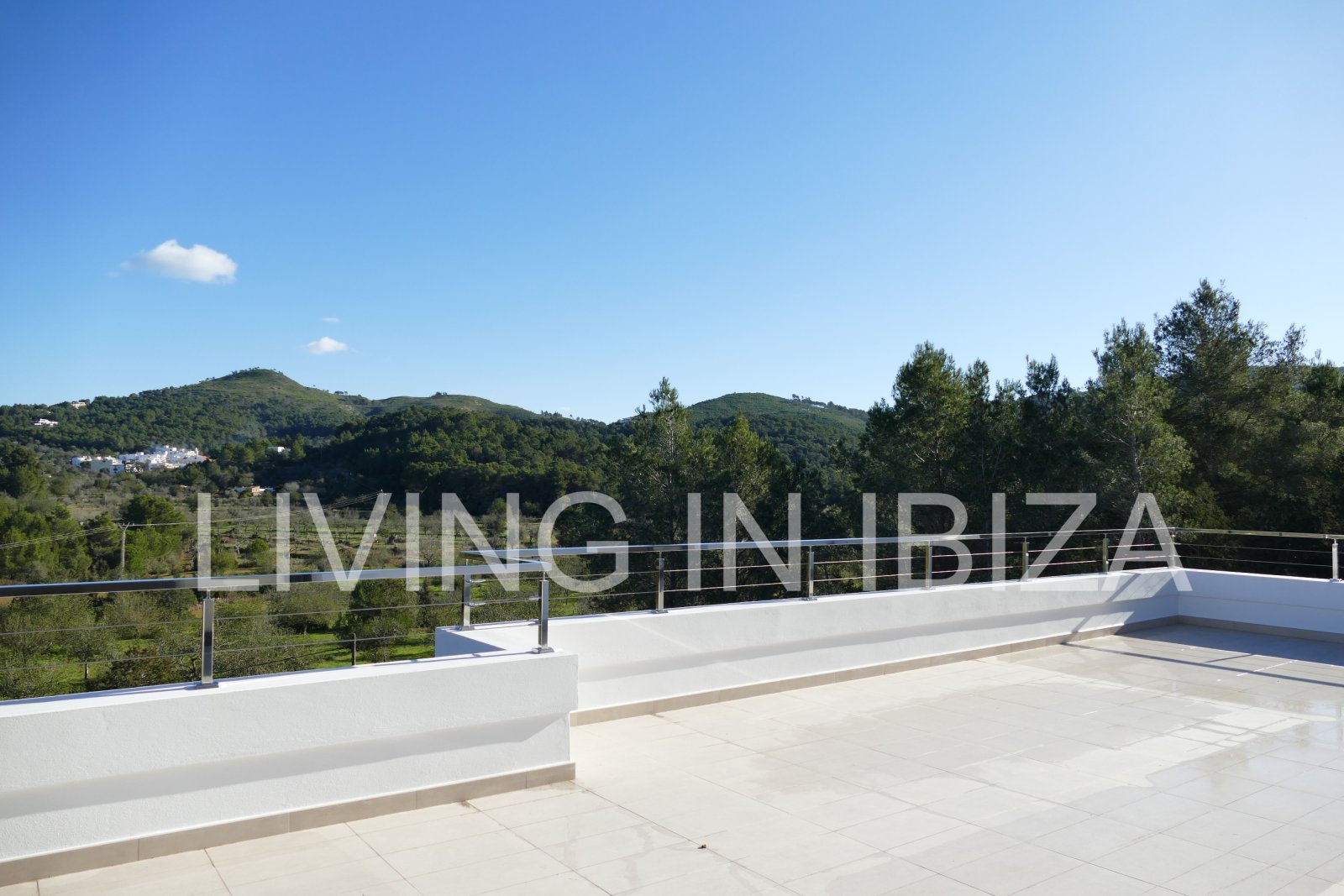 ALQUILER ANUAL/LARGO PLAZO, villa moderna sin amueblar, San Juan, Ibiza, piscina de sal, calefacción suelo radiante, 3 habitaciones, 3 baños 