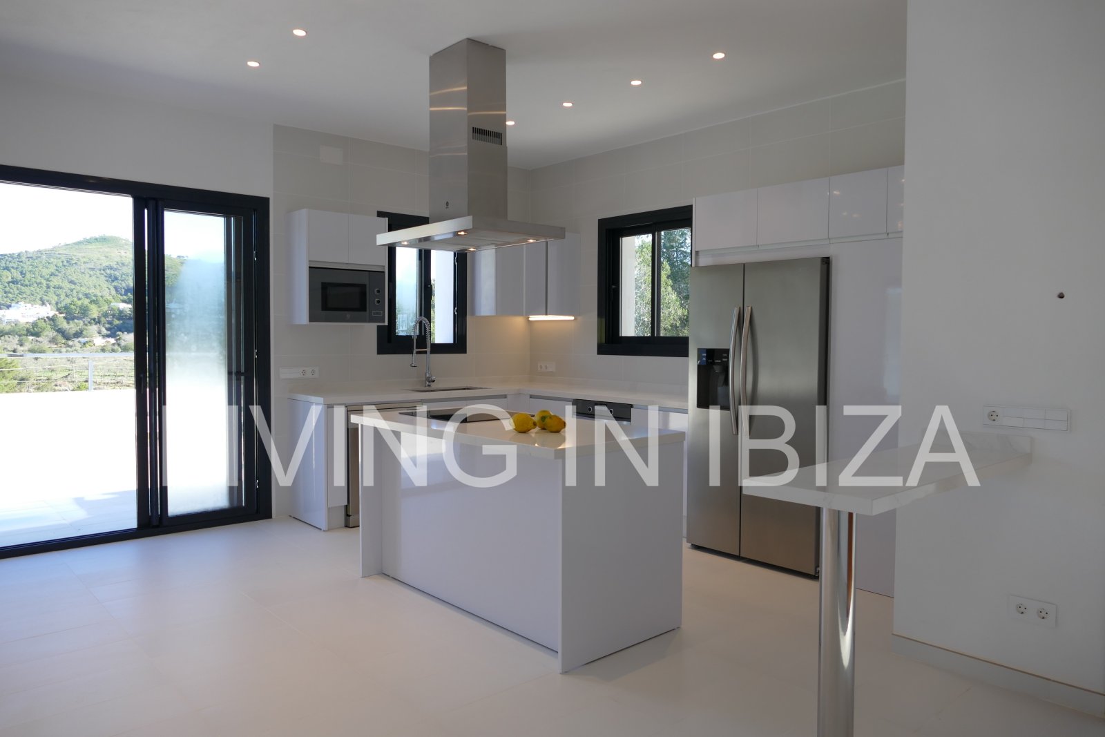ALQUILER ANUAL/LARGO PLAZO, villa moderna sin amueblar, San Juan, Ibiza, piscina de sal, calefacción suelo radiante, 3 habitaciones, 3 baños 