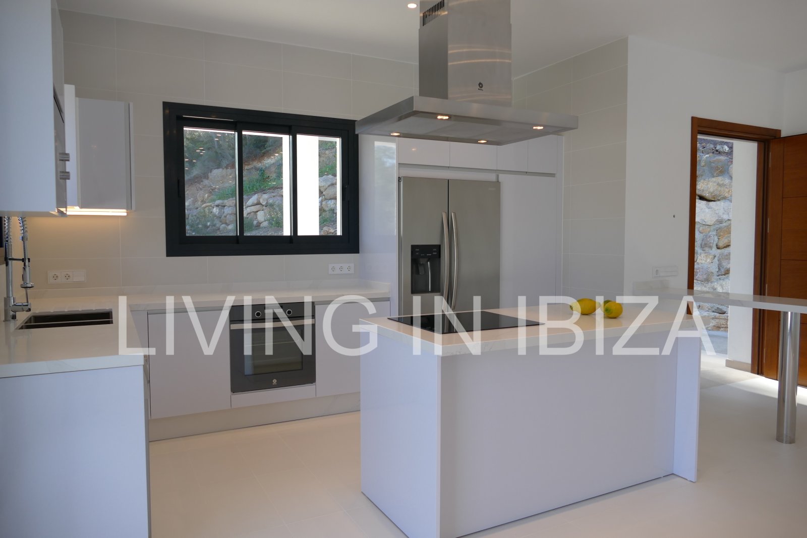 ALQUILER ANUAL/LARGO PLAZO, villa moderna sin amueblar, San Juan, Ibiza, piscina de sal, calefacción suelo radiante, 3 habitaciones, 3 baños 