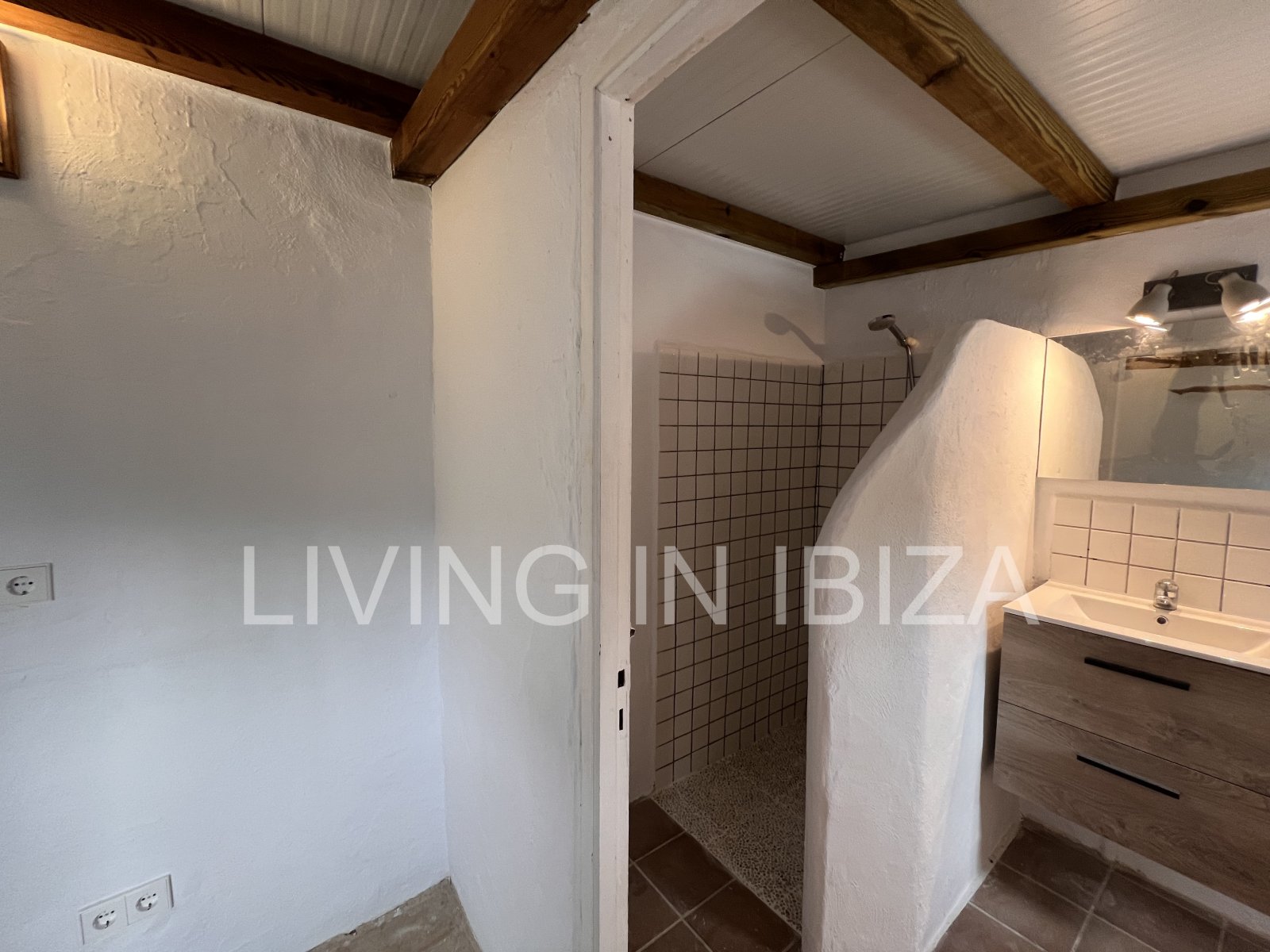 Se alquila anual en Santa Gertrudis, Ibiza.Casa Payesa con toques de actualidad, donde podrá disfrutar del encanto de vivir rodeado por la naturaleza.