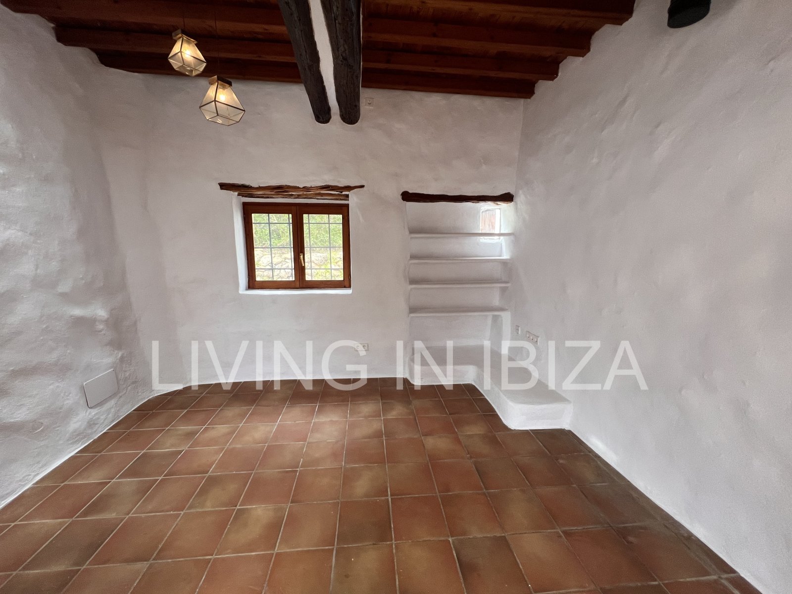 Se alquila anual en Santa Gertrudis, Ibiza.Casa Payesa con toques de actualidad, donde podrá disfrutar del encanto de vivir rodeado por la naturaleza.