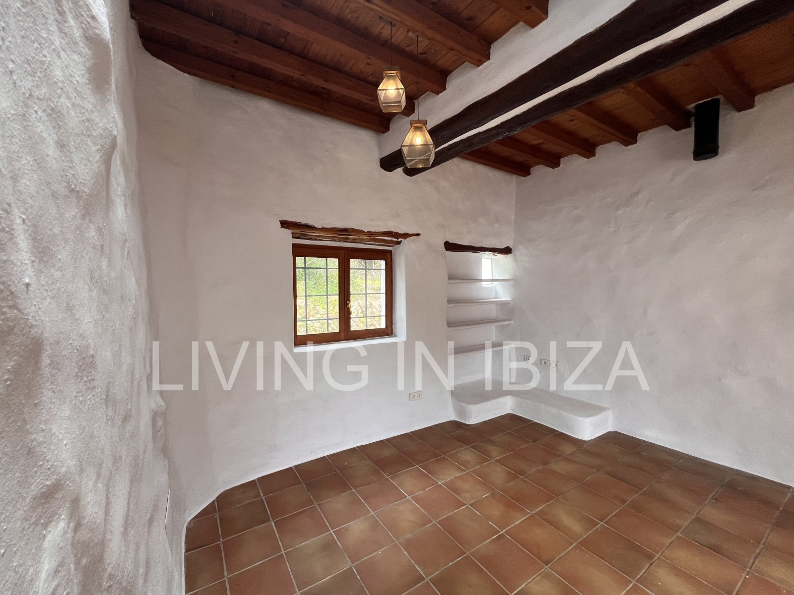 Se alquila anual en Santa Gertrudis, Ibiza.Casa Payesa con toques de actualidad, donde podrá disfrutar del encanto de vivir rodeado por la naturaleza.