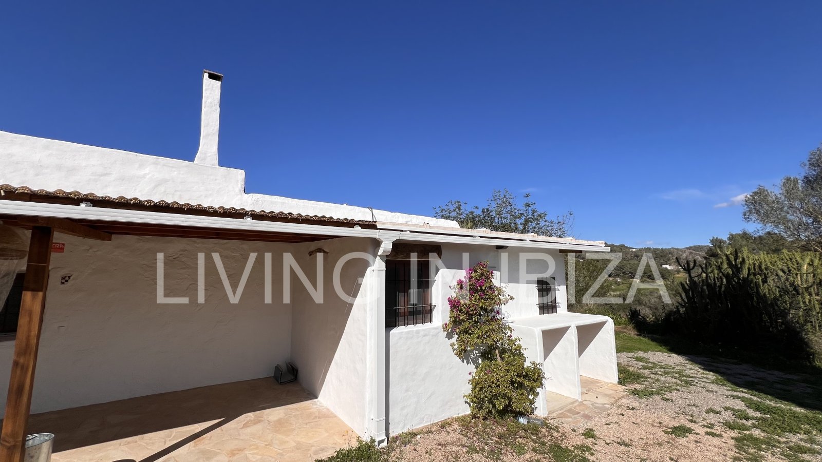 Se alquila anual en Santa Gertrudis, Ibiza.Casa Payesa con toques de actualidad, donde podrá disfrutar del encanto de vivir rodeado por la naturaleza.