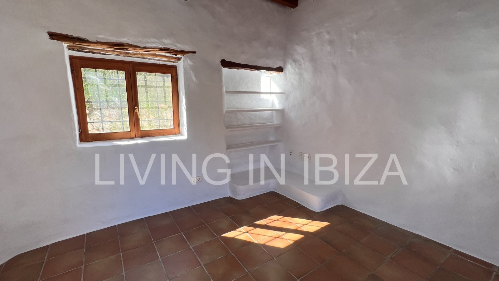 Se alquila anual en Santa Gertrudis, Ibiza.Casa Payesa con toques de actualidad, donde podrá disfrutar del encanto de vivir rodeado por la naturaleza.