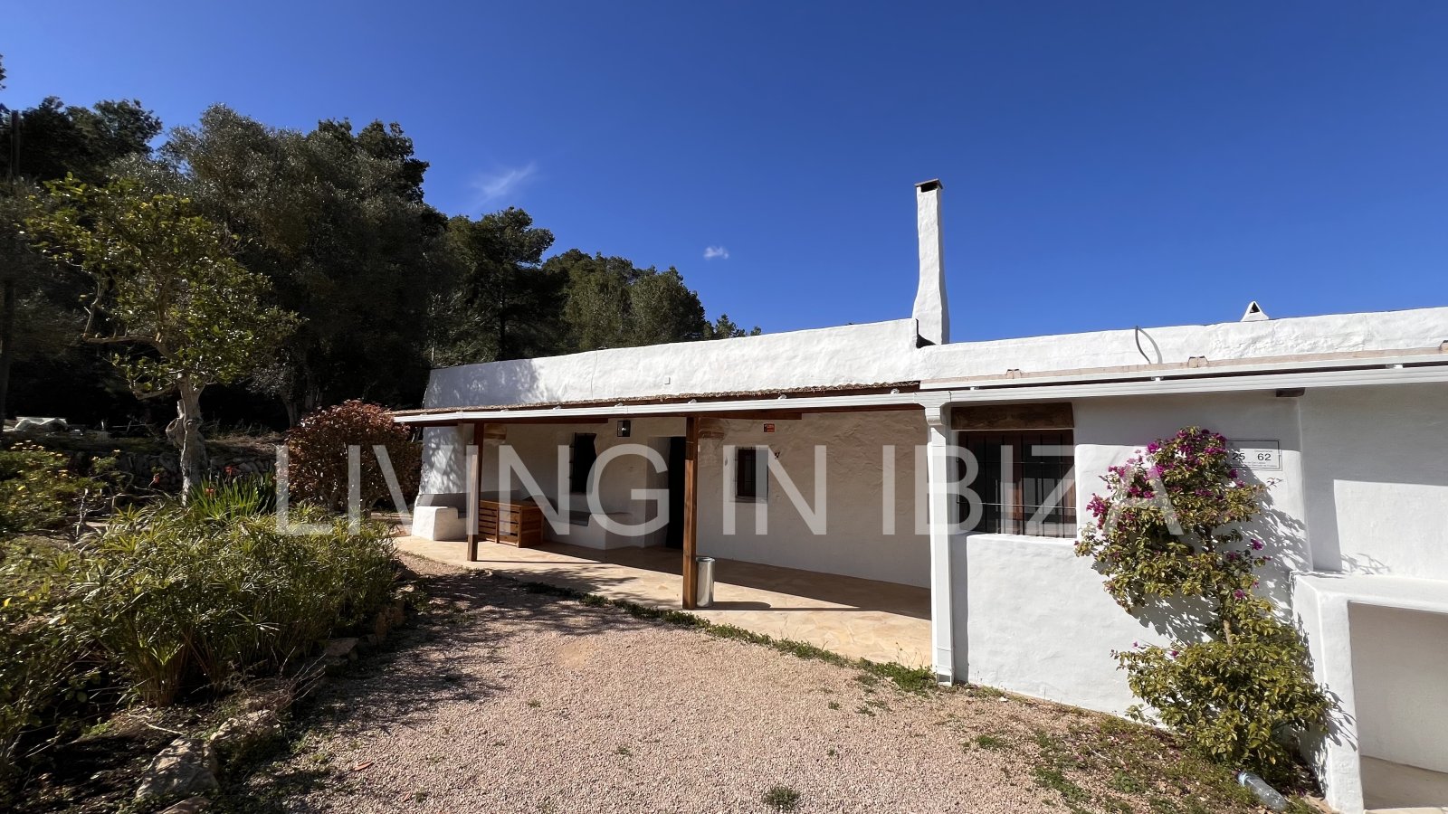 Se alquila anual en Santa Gertrudis, Ibiza.Casa Payesa con toques de actualidad, donde podrá disfrutar del encanto de vivir rodeado por la naturaleza.
