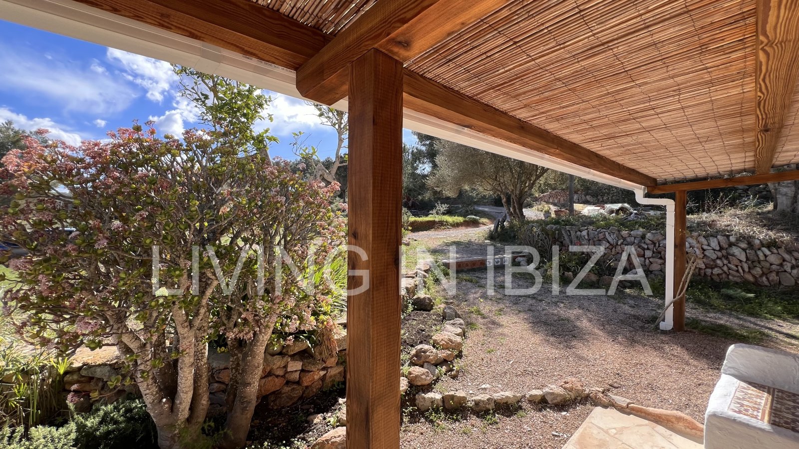 Santa Eulalia: Se alquila anual en Santa Gertrudis, Ibiza.Casa Payesa con toques de actualidad, donde podrá disfrutar del encanto de vivir rodeado por la naturaleza. 