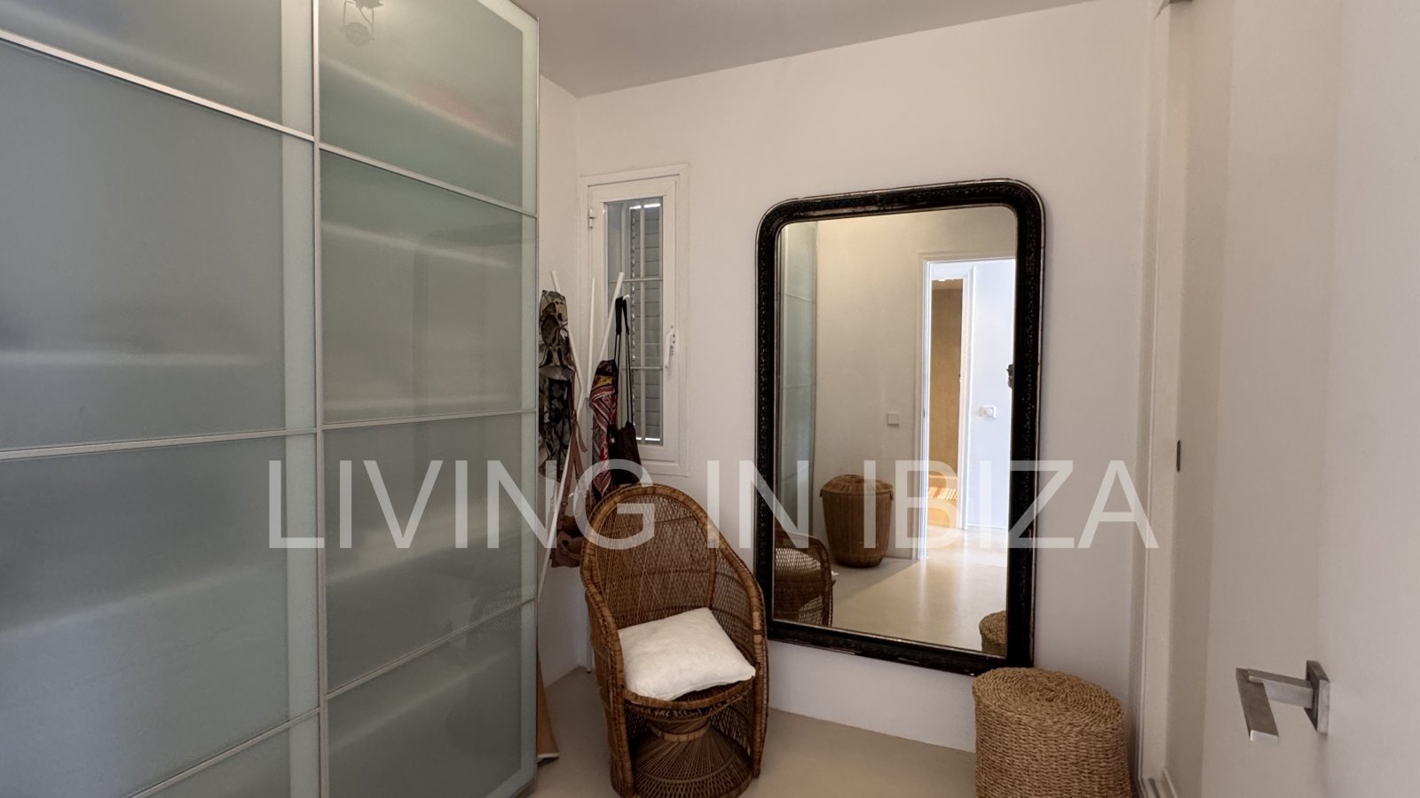 ALQUILER ANUAL. exclusivo piso de diseño en primera línea de mar y playa en el paseo marítimo de Santa Eulalia del Río, Ibiza con vistas al mar