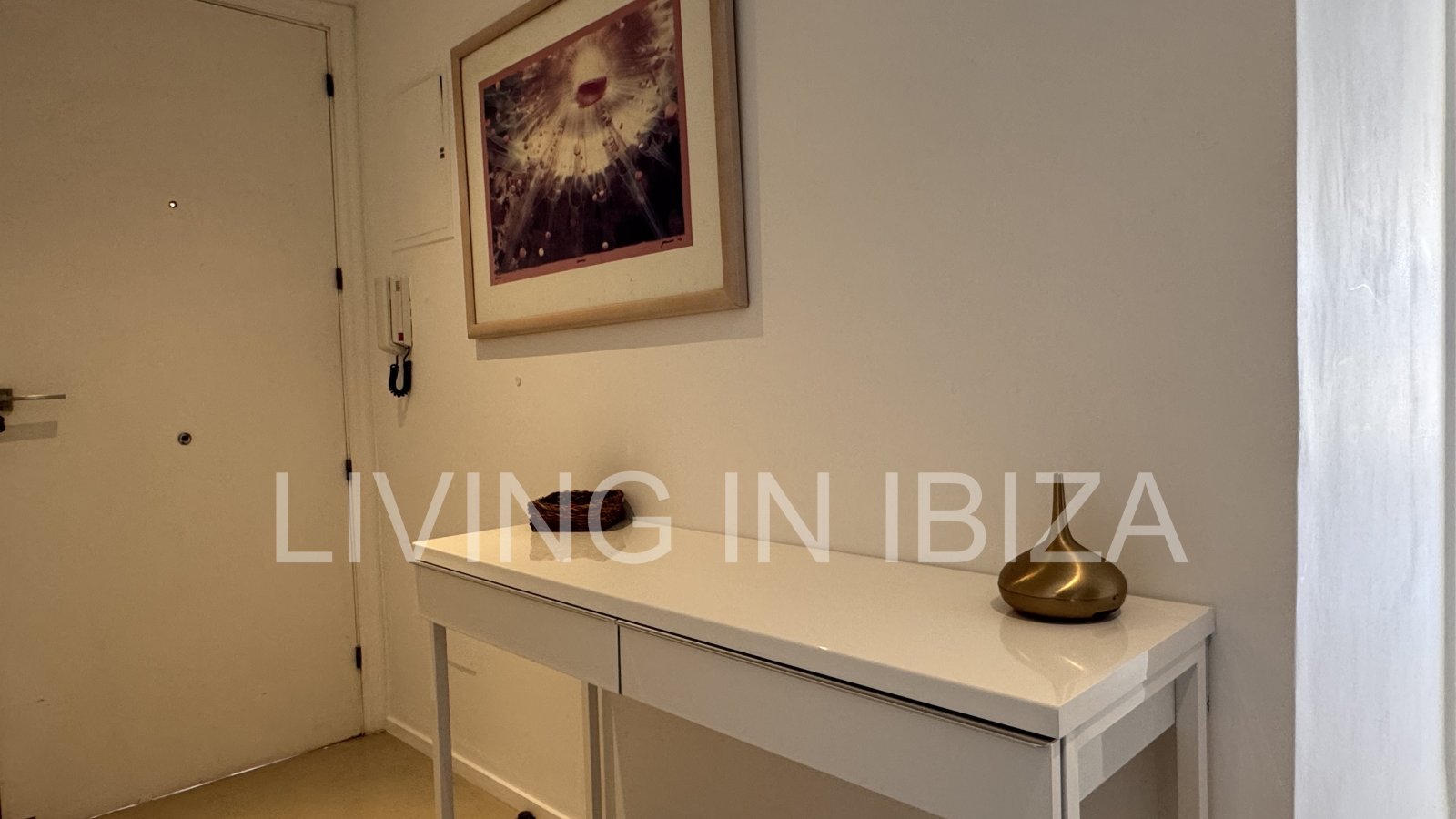 ALQUILER ANUAL. exclusivo piso de diseño en primera línea de mar y playa en el paseo marítimo de Santa Eulalia del Río, Ibiza con vistas al mar